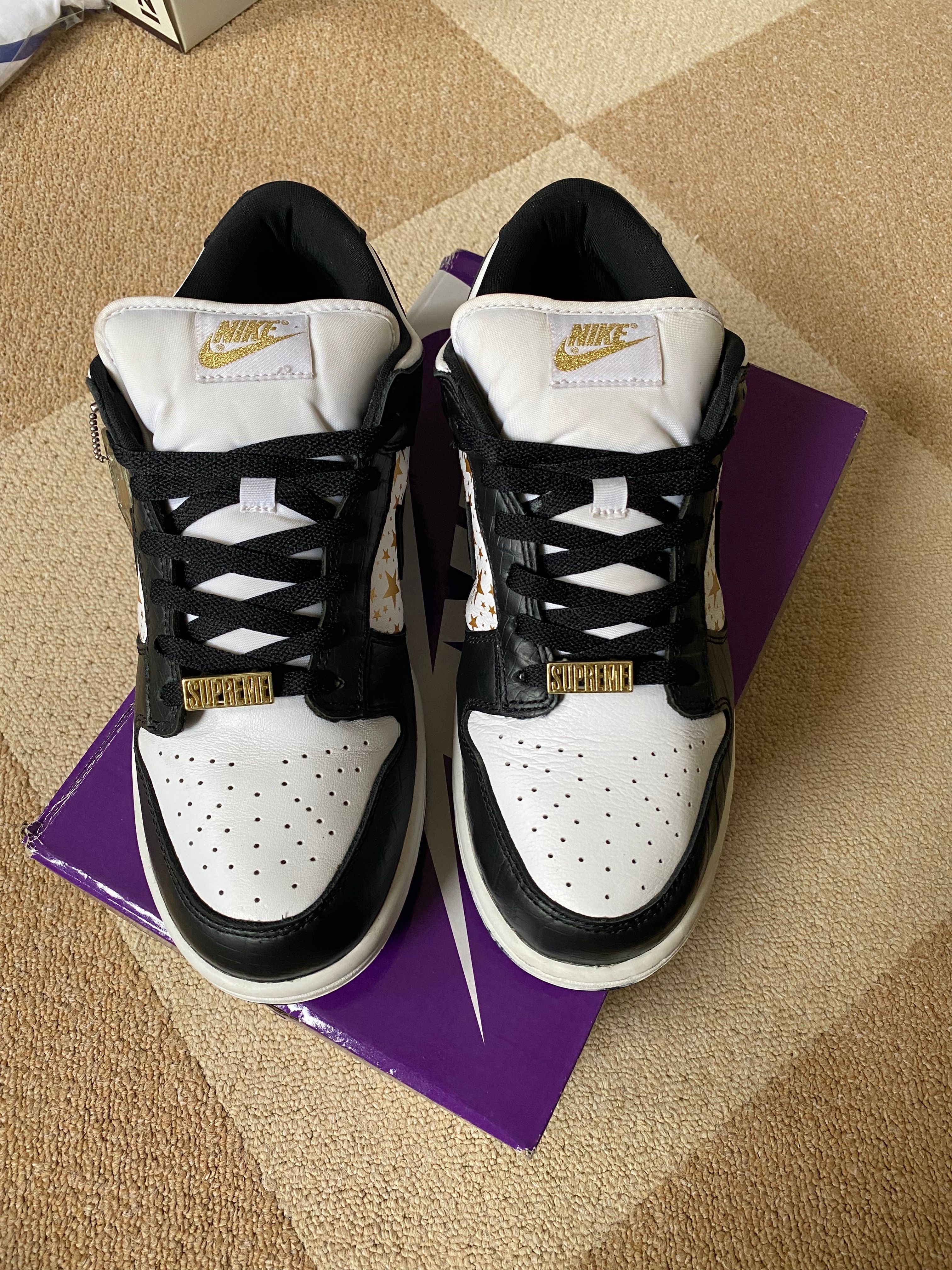 Supreme × Nike SB Dunk Low OG QS Gold Stars "White/Black"