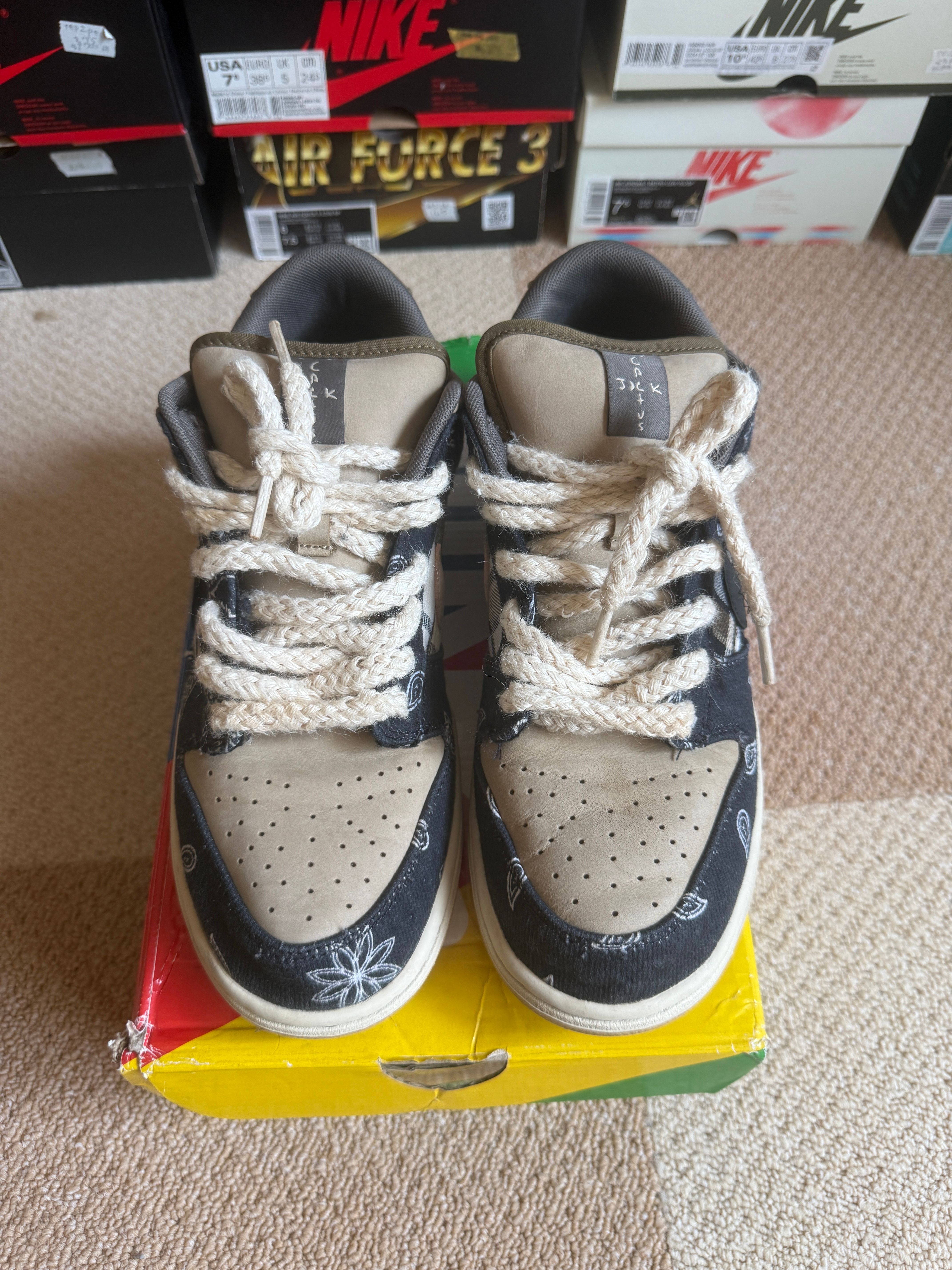 Travis Scott × Nike SB Dunk Low "Black/Parachute Beige"
