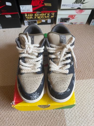 Travis Scott × Nike SB Dunk Low "Black/Parachute Beige"