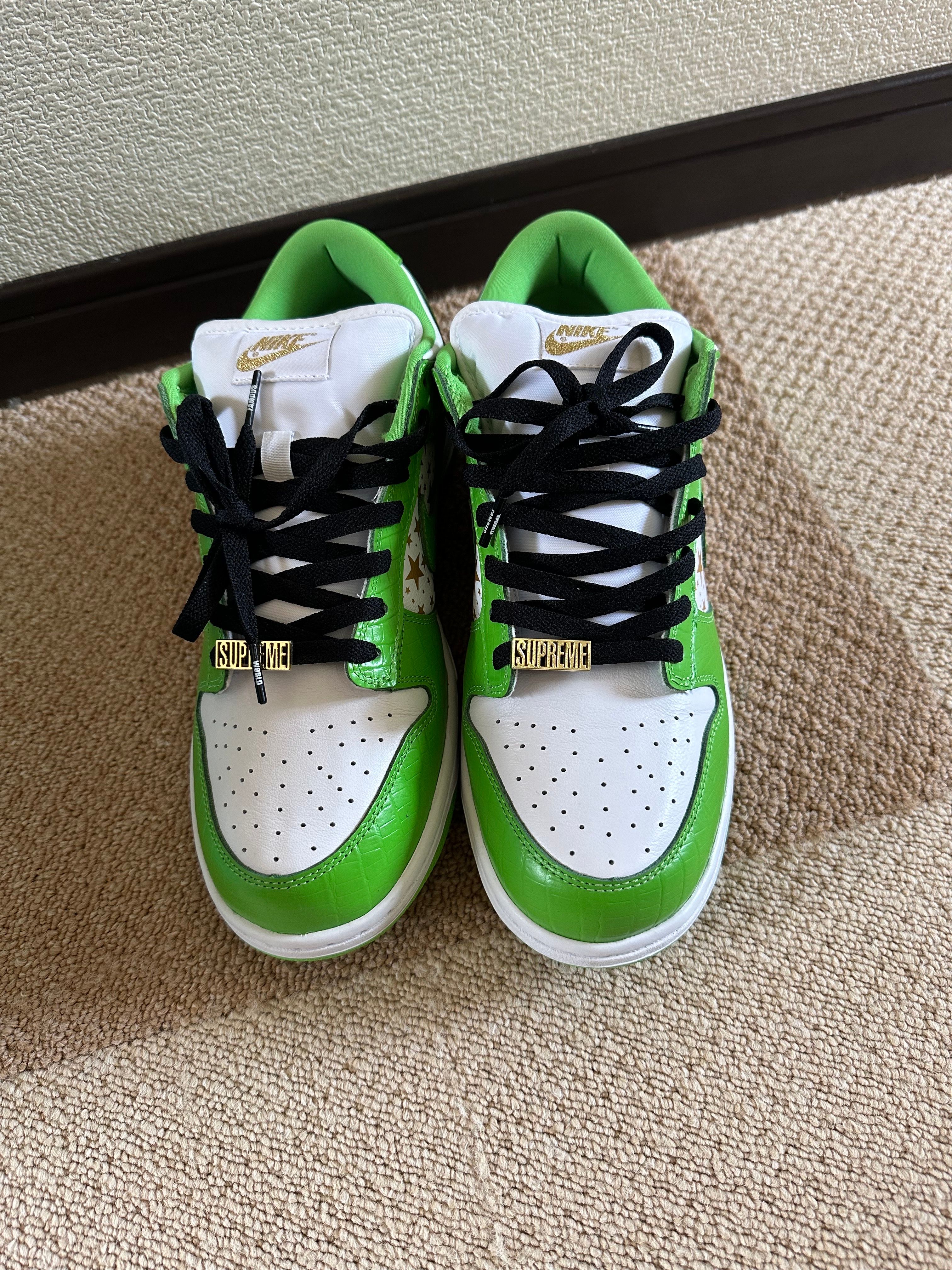 Supreme × Nike SB Dunk Low OG QS Gold Stars "White/Mean Green"