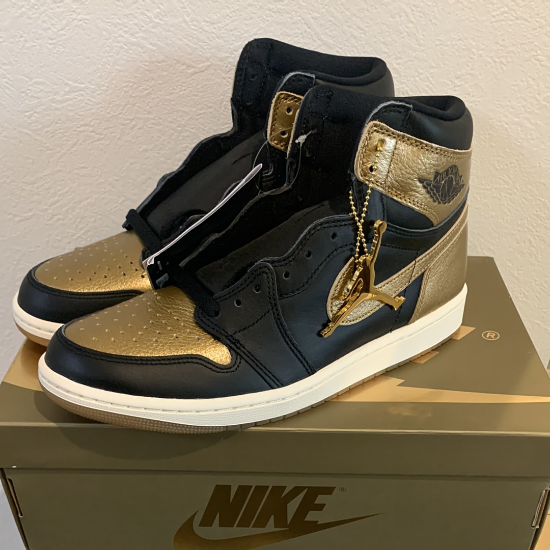Nike Air Jordan 1 Retro High OG "Black and Gold"