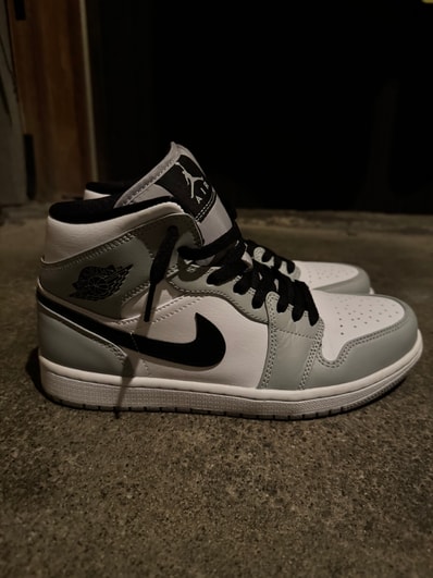 Nike Air Jordan 1 Mid "Light Smoke Grey/White/Black"