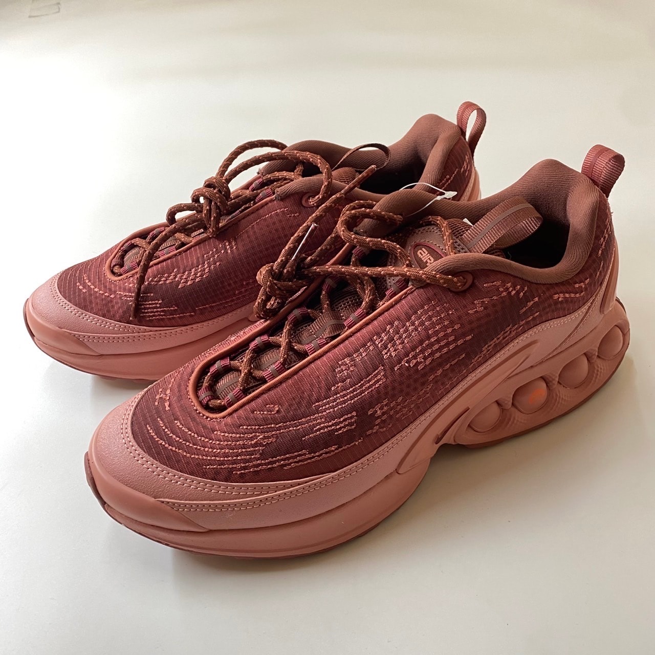 ナイキ エアマックスDN "キャニオンラスト アンド レッドスターダスト"