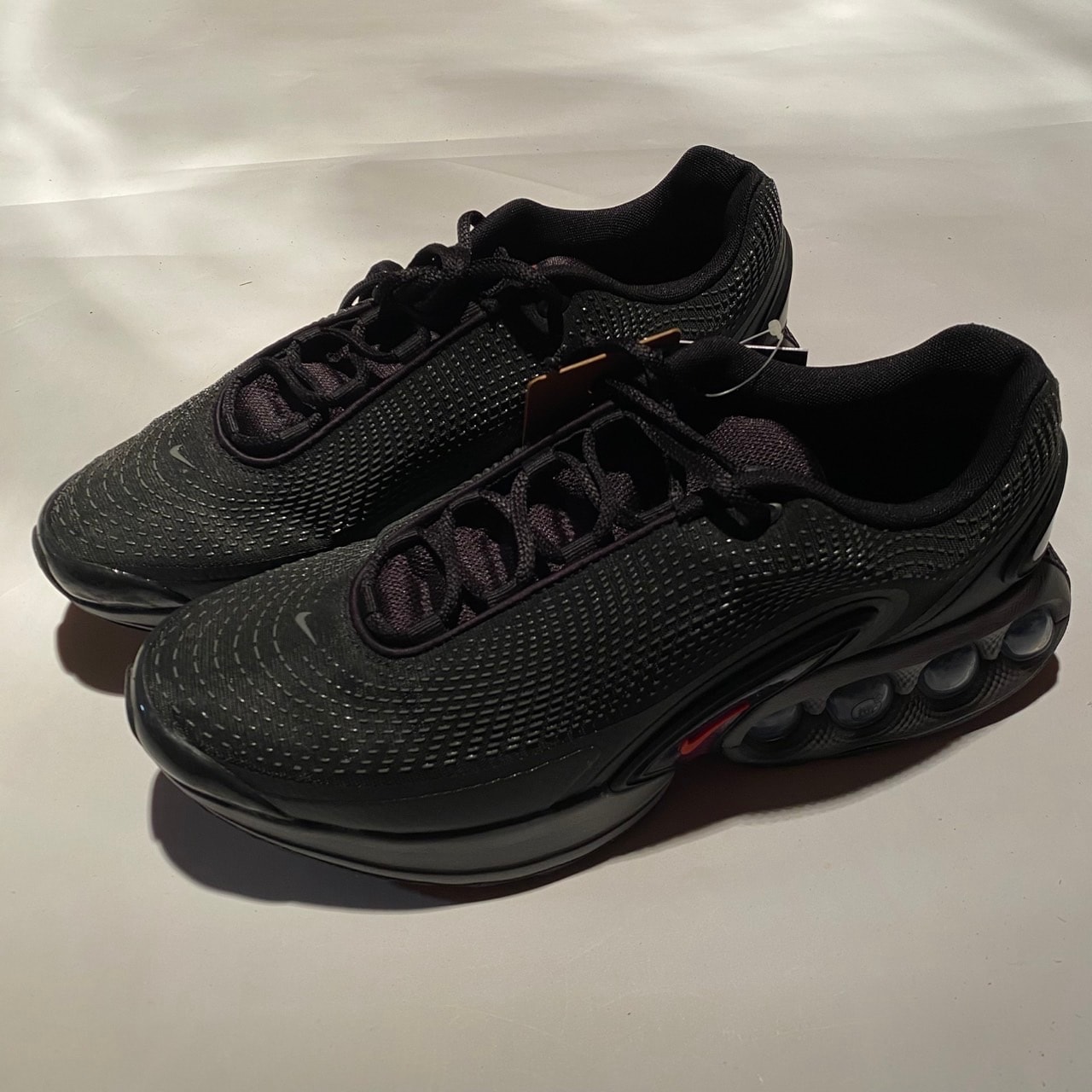 ナイキ エアマックスDN "アンスラサイト/ライトクリムゾン/ダークスモークグレー"