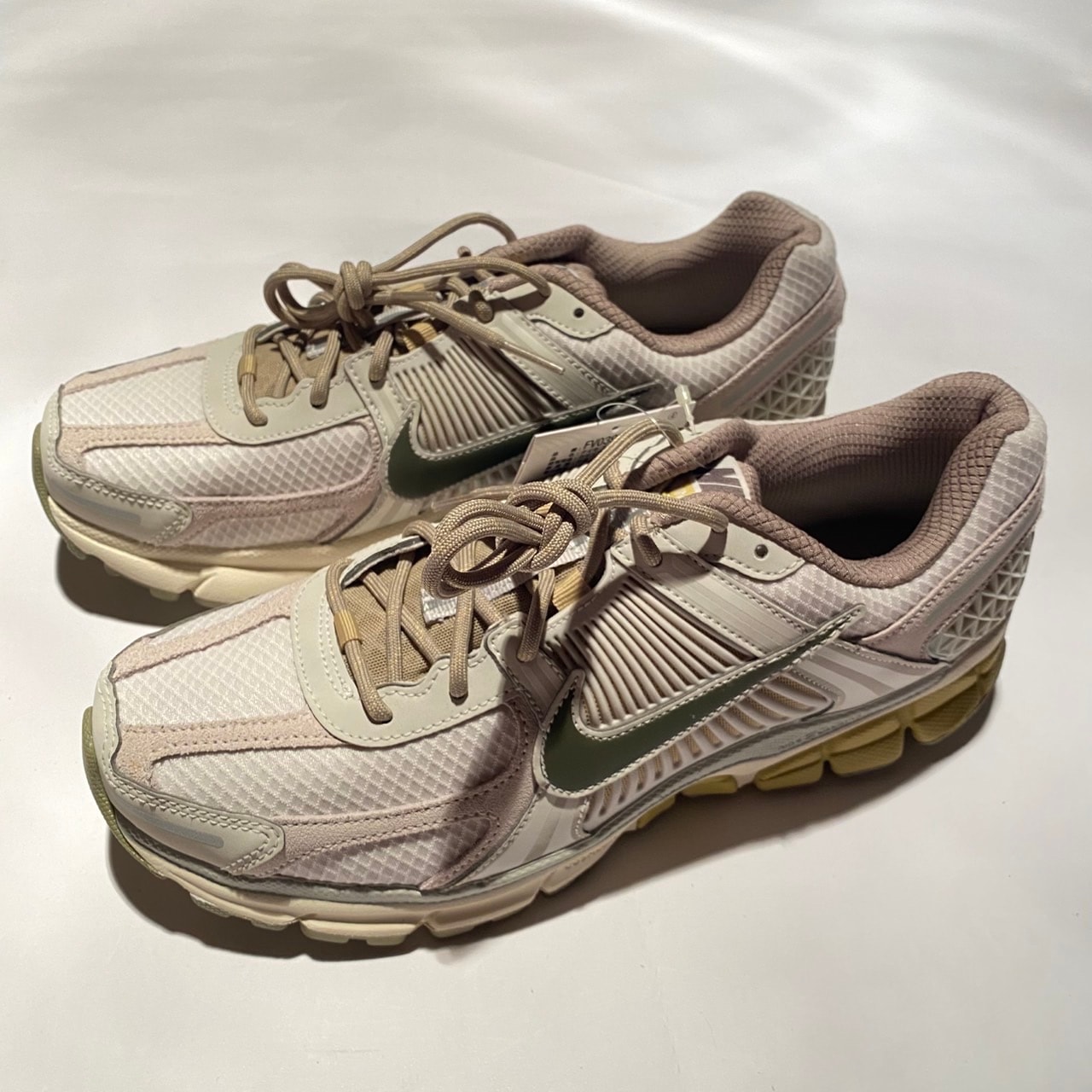 ナイキ ズーム ボメロ5 "ライトボーン アンド ファントム"