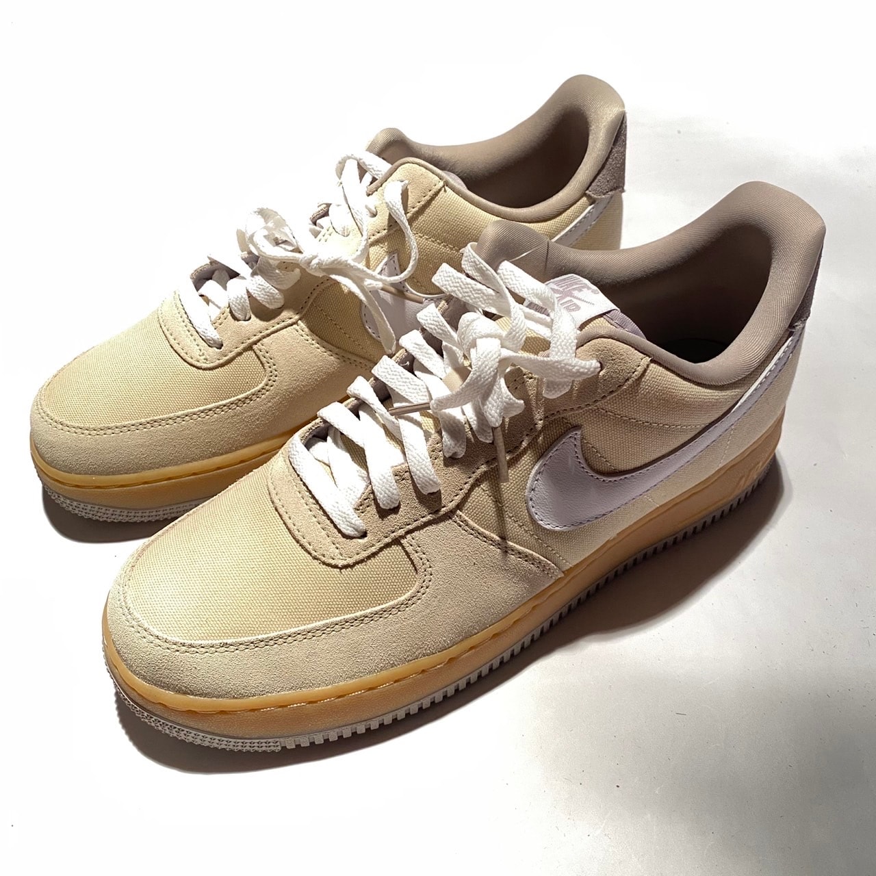 ナイキ ウィメンズ エアフォース1 '07 "ライトカーキ/ガムイエロー/カレッジグレー/ホワイト"