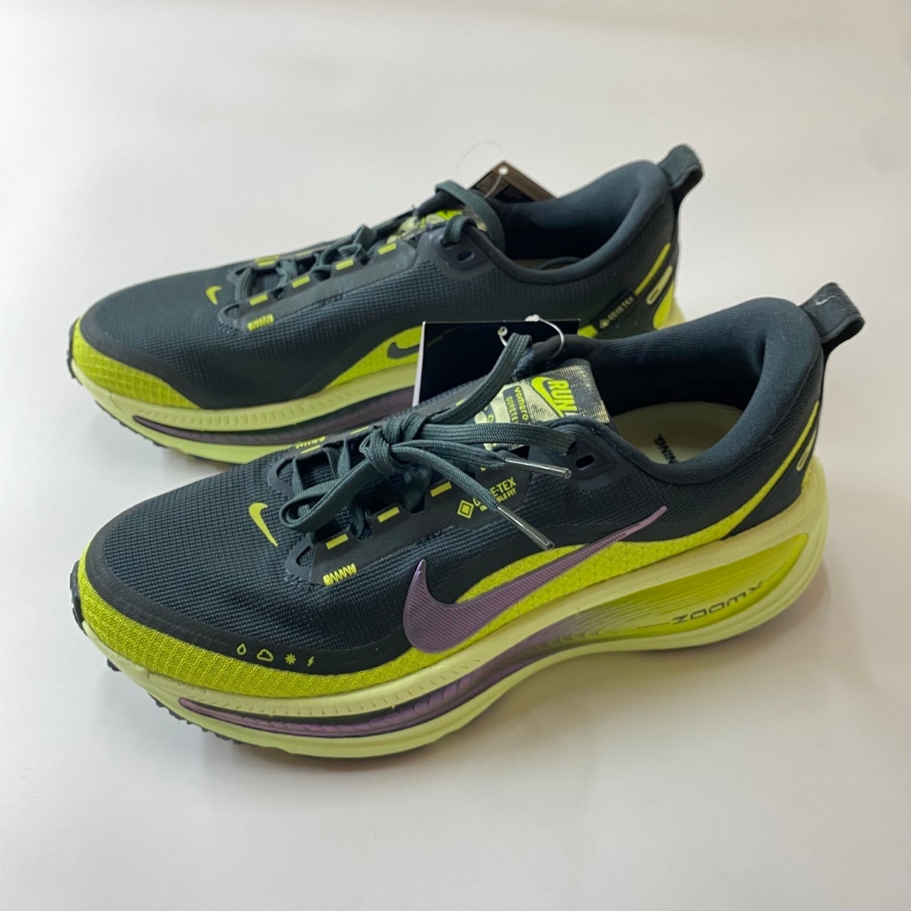 Nike Women's Vomero 18 GORE-TEX "Seaweed/Light Liquid Lime/Cyber/Seaweed"