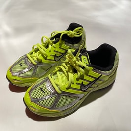 ナイキ ウィメンズ エアペガサス2005 "ボルト/ブラック/ピュアプラチナム/メタリックシルバー"