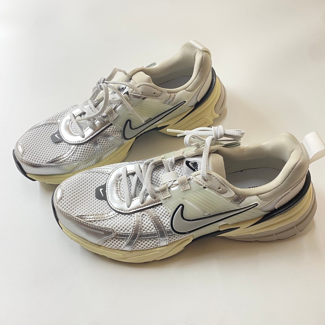 ナイキ V2Kラン "サミットホワイト/ピュアプラチナム/ライトアイアンオール/メタリックシルバー"