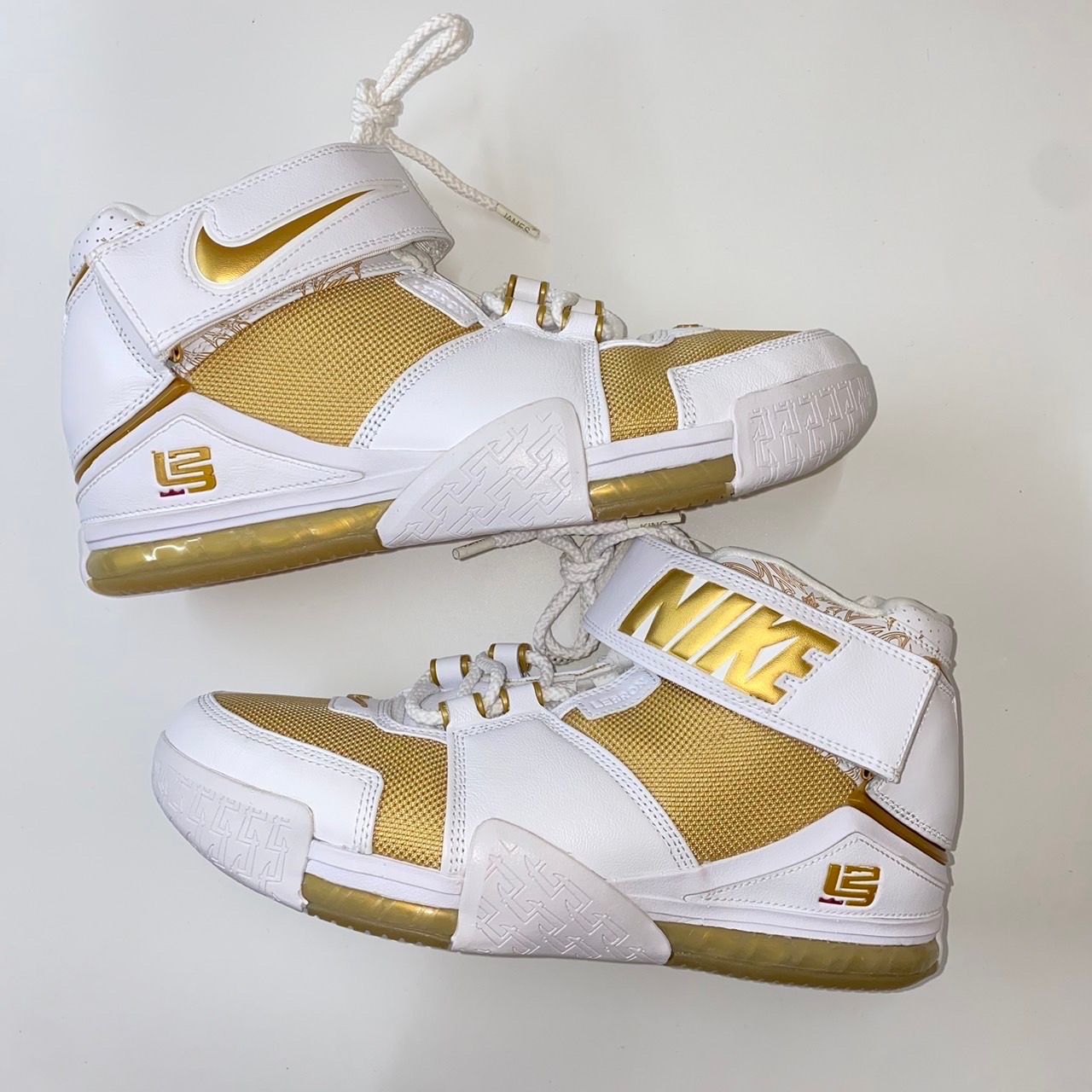 ナイキ ズーム レブロン2  "メタリックゴールド/ホワイト"