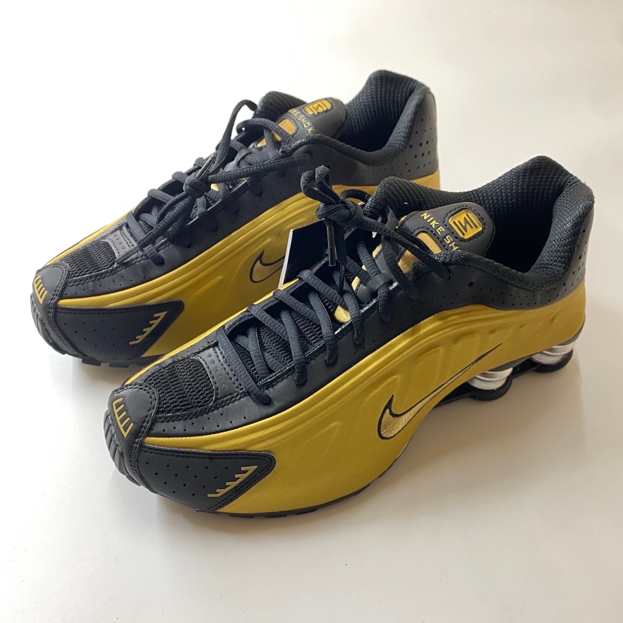 ナイキ ウィメンズ ショックス R4 "ブラック/メタリックシルバー/メタリックゴールド"