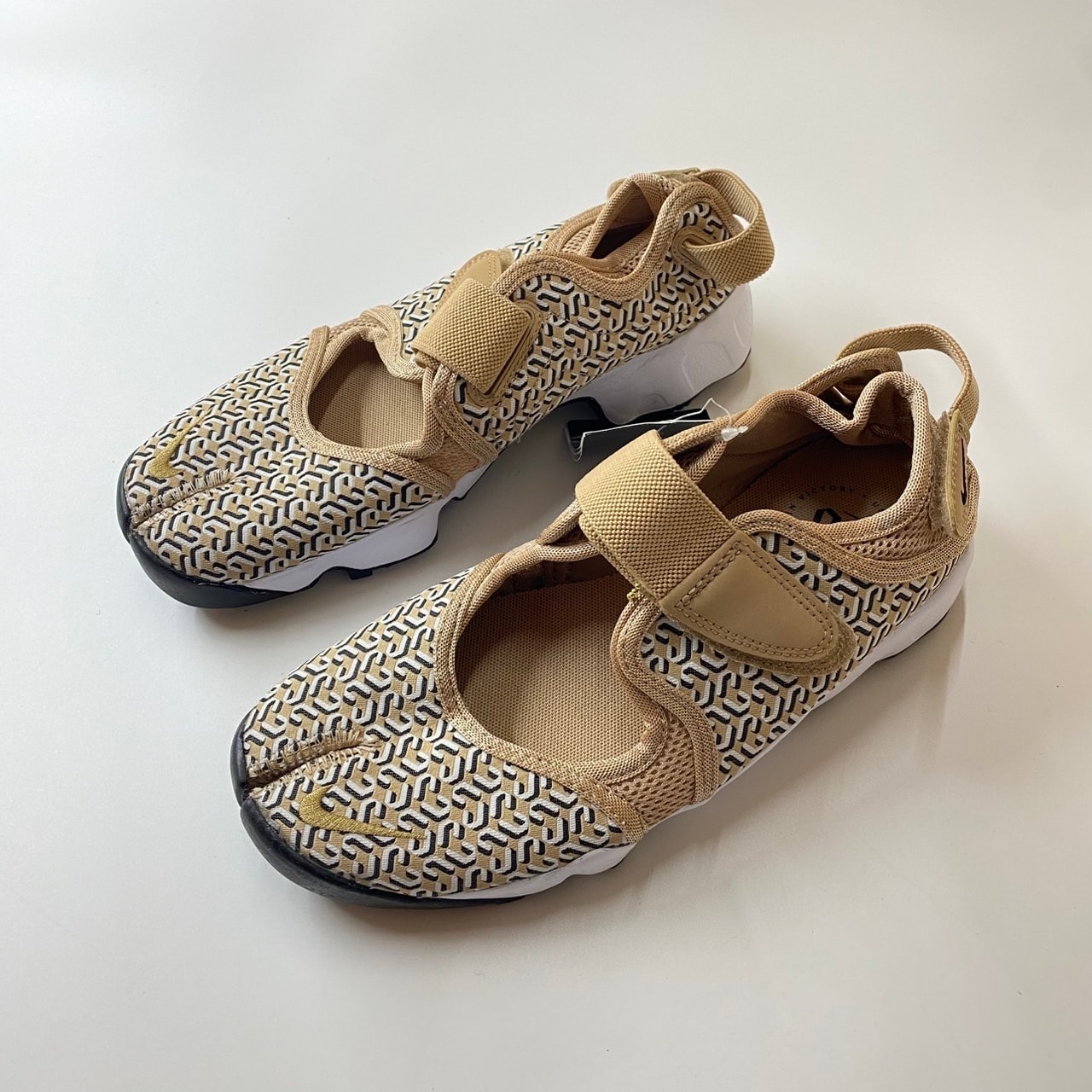 ナイキ ウィメンズ エアリフト "ヘンプ/ブラック/サミットホワイト/ホワイト/メタリックゴールド"