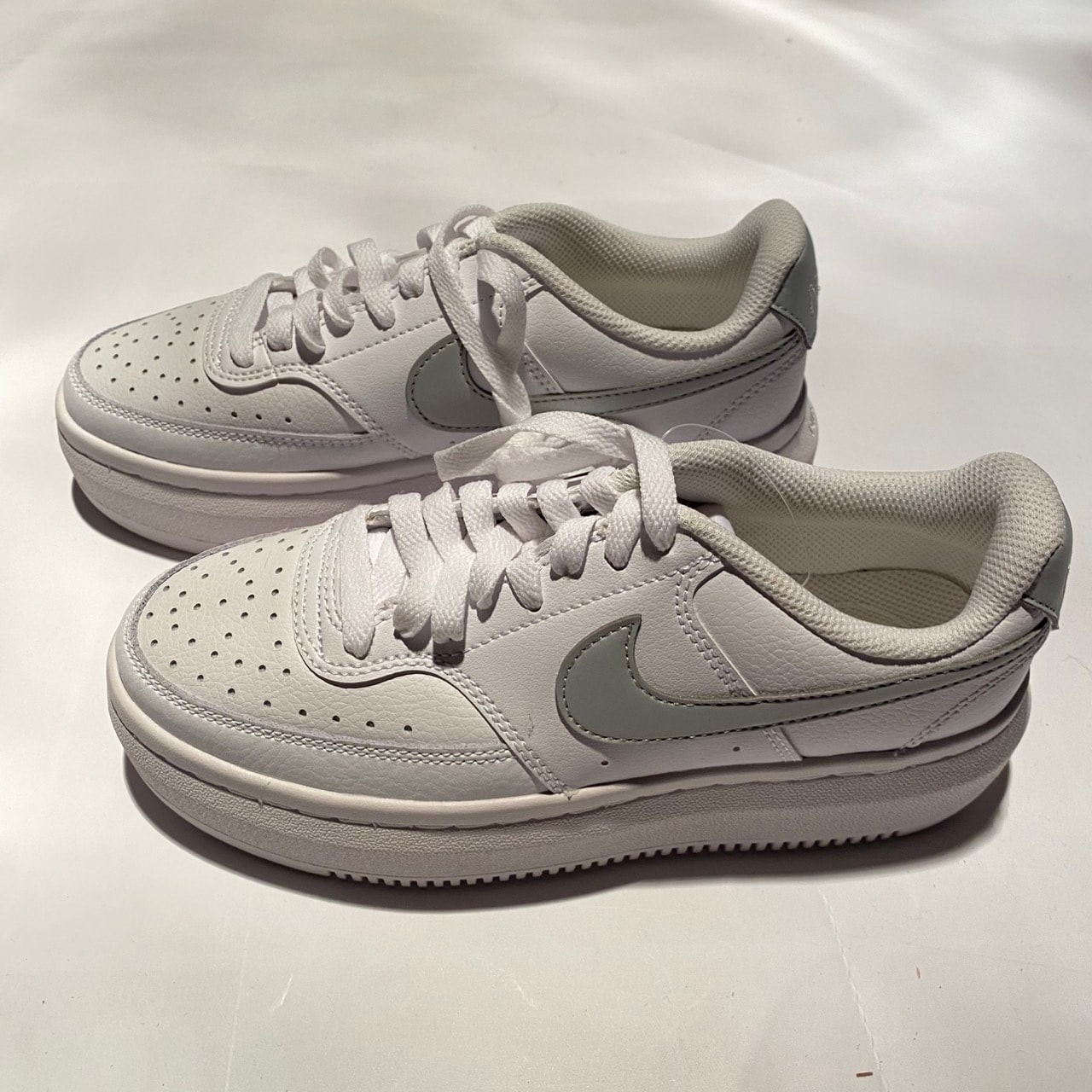 ナイキ ウィメンズ コートビジョン アルタ "ホワイト/グレー"