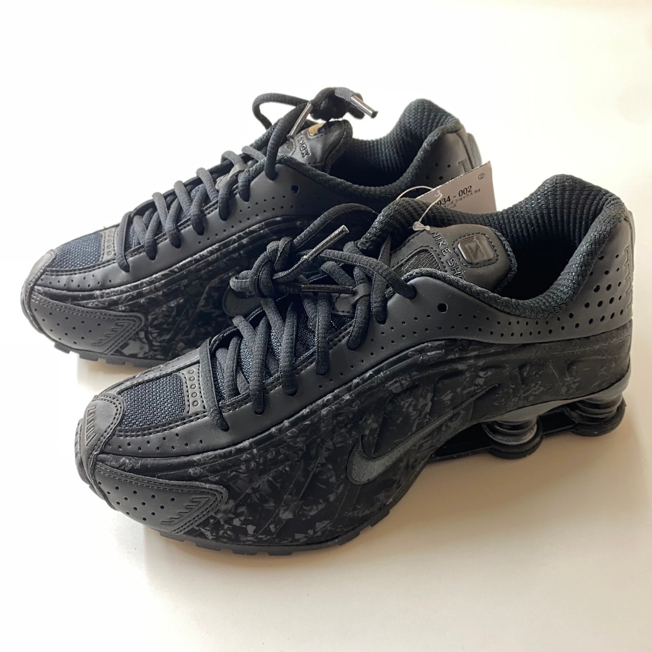 ナイキ ウィメンズ ショックス R4 "ブラックフローラル/ダークスモークグレー"