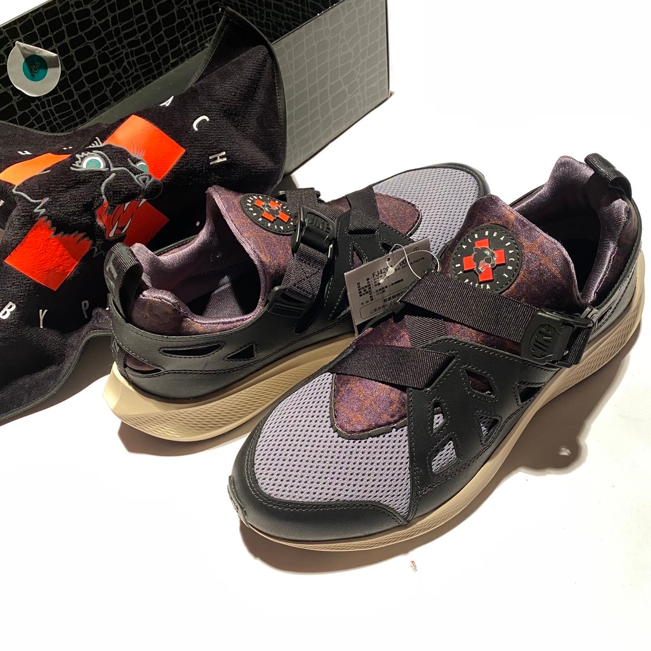 パタ × ナイキ エアハラチ 20Y24 "ブラック アンド クールグレー"