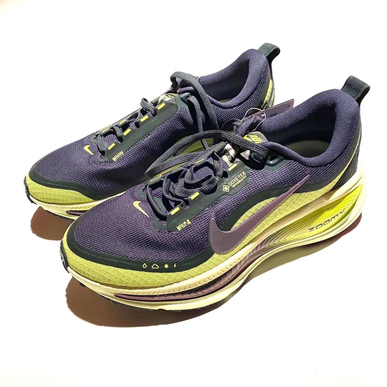 Nike Women's Vomero 18 GORE-TEX "Seaweed/Light Liquid Lime/Cyber/Seaweed"