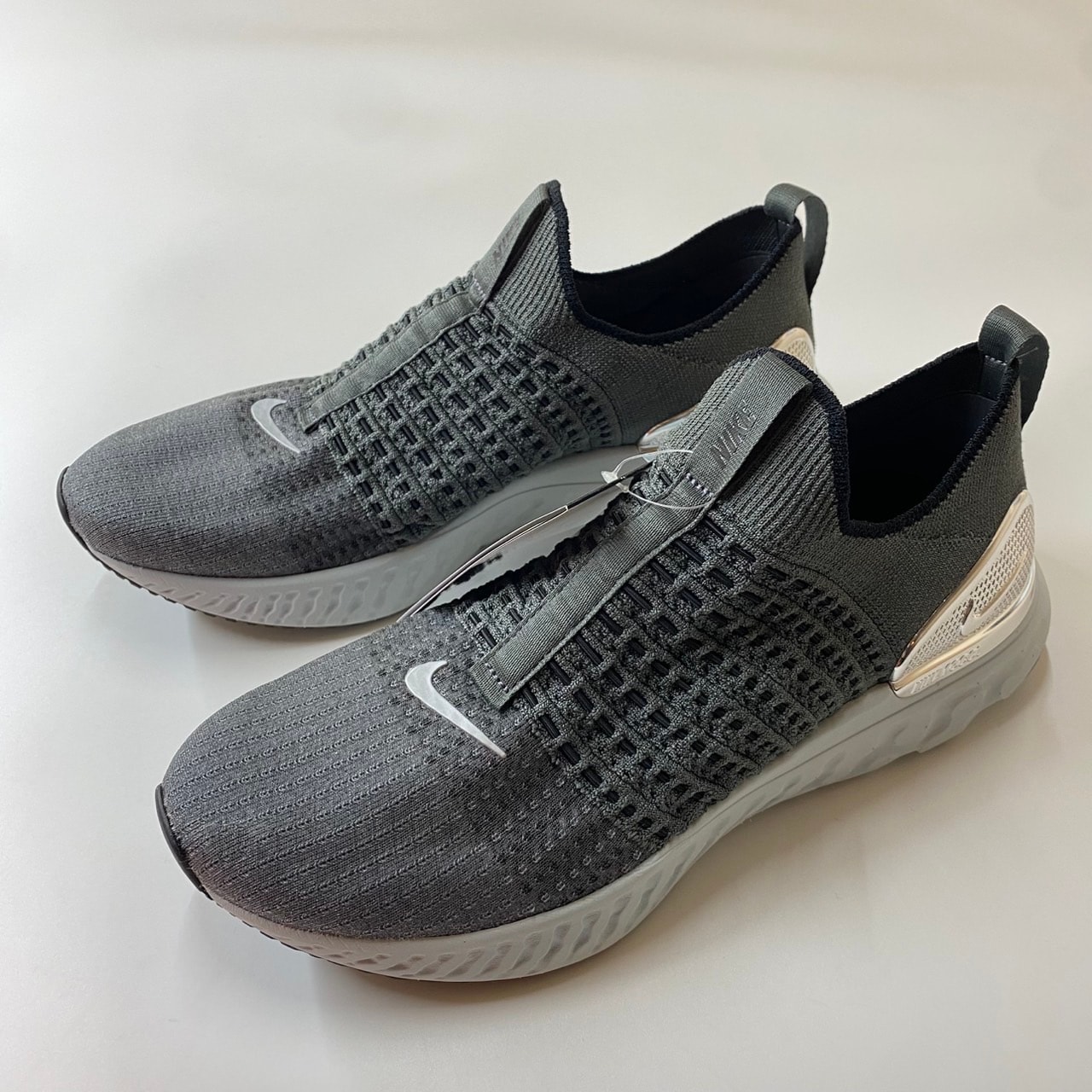 ナイキ リアクト ファントム ラン フライニット2 "アイアングレー/メタリックシルバー/ブラック"