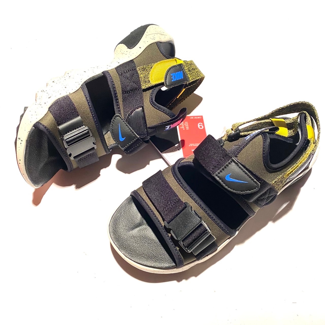 NIKE SANDAL CANYON "CARGO KHAKI/BRIGHT CITRON/BLACK/SIGNAL BLUE"