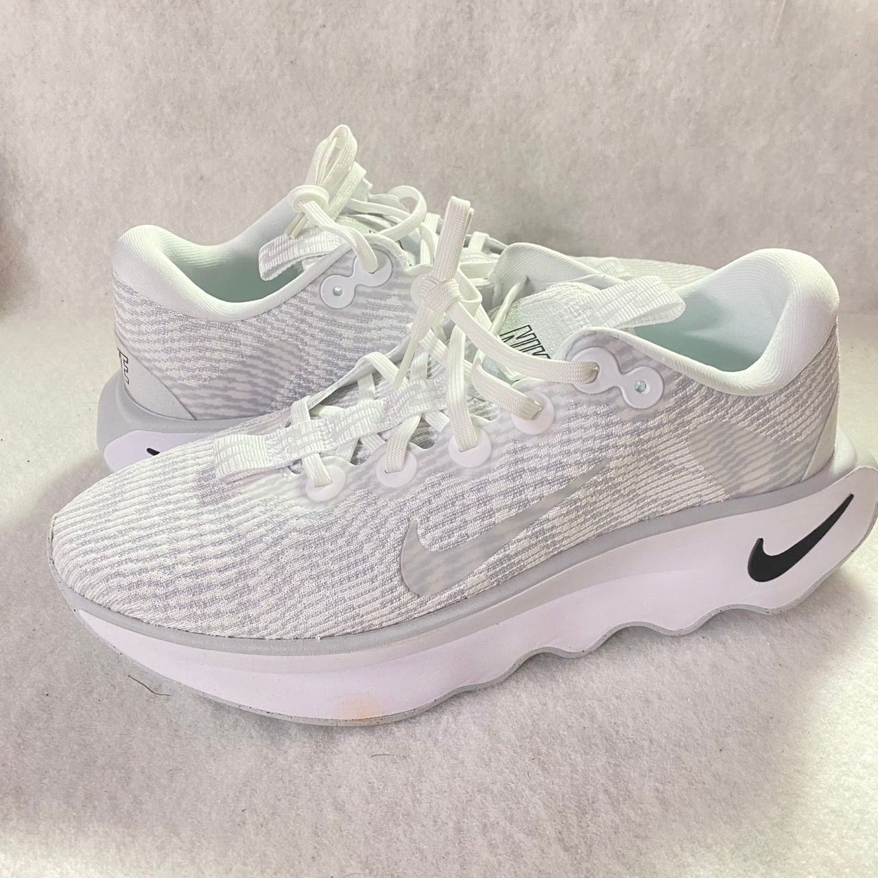 ナイキ モティバ "ホワイト/ブラック/ピュアプラチナム"