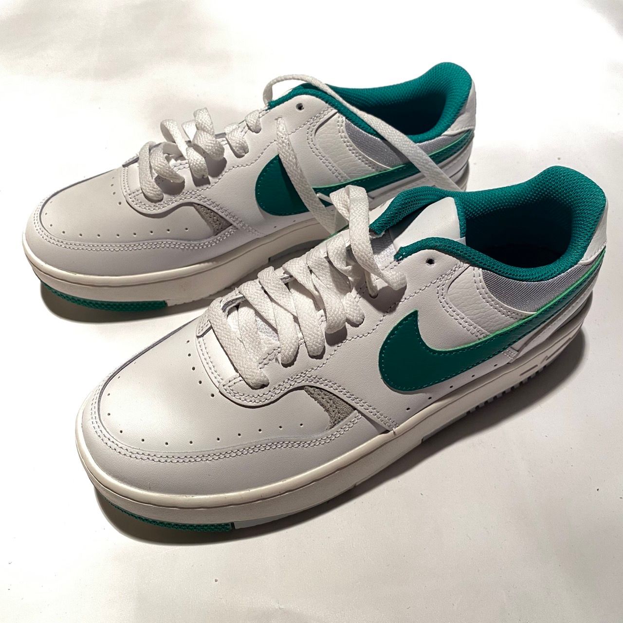 ナイキ ウィメンズ ガンマフォース "ホワイト/マラカイト/ライトスモークグレー/サミットホワイト"