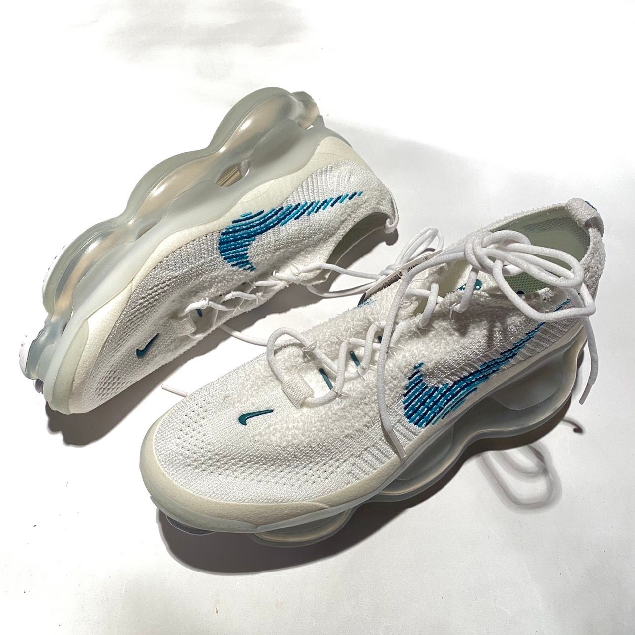 ナイキ エアマックス スコーピオン フライニット "ホワイトアンドジオードティール"