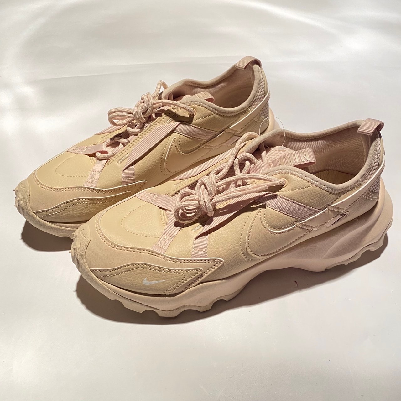 ナイキ ウィメンズ TC 7900 "サンドドリフト/セイル"