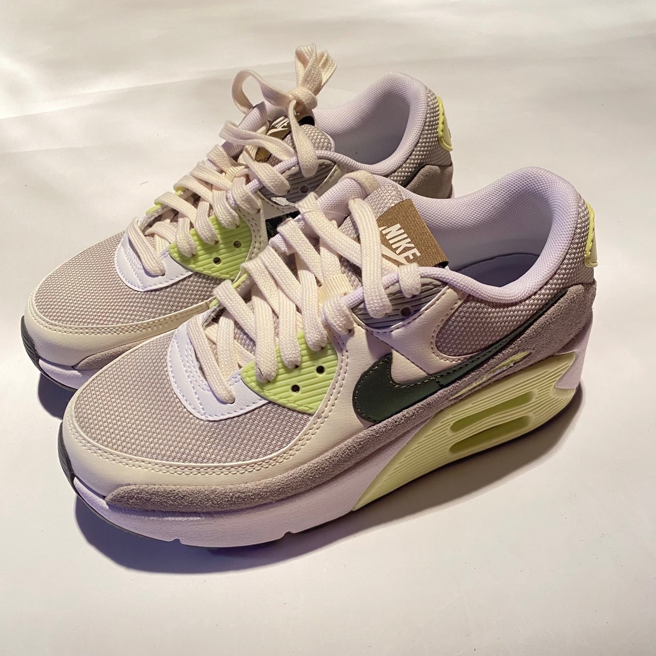ナイキ エアマックス90 LV8 "ホワイト/ペールアイボリー/カレッジグレー/ライトレモンツイスト"