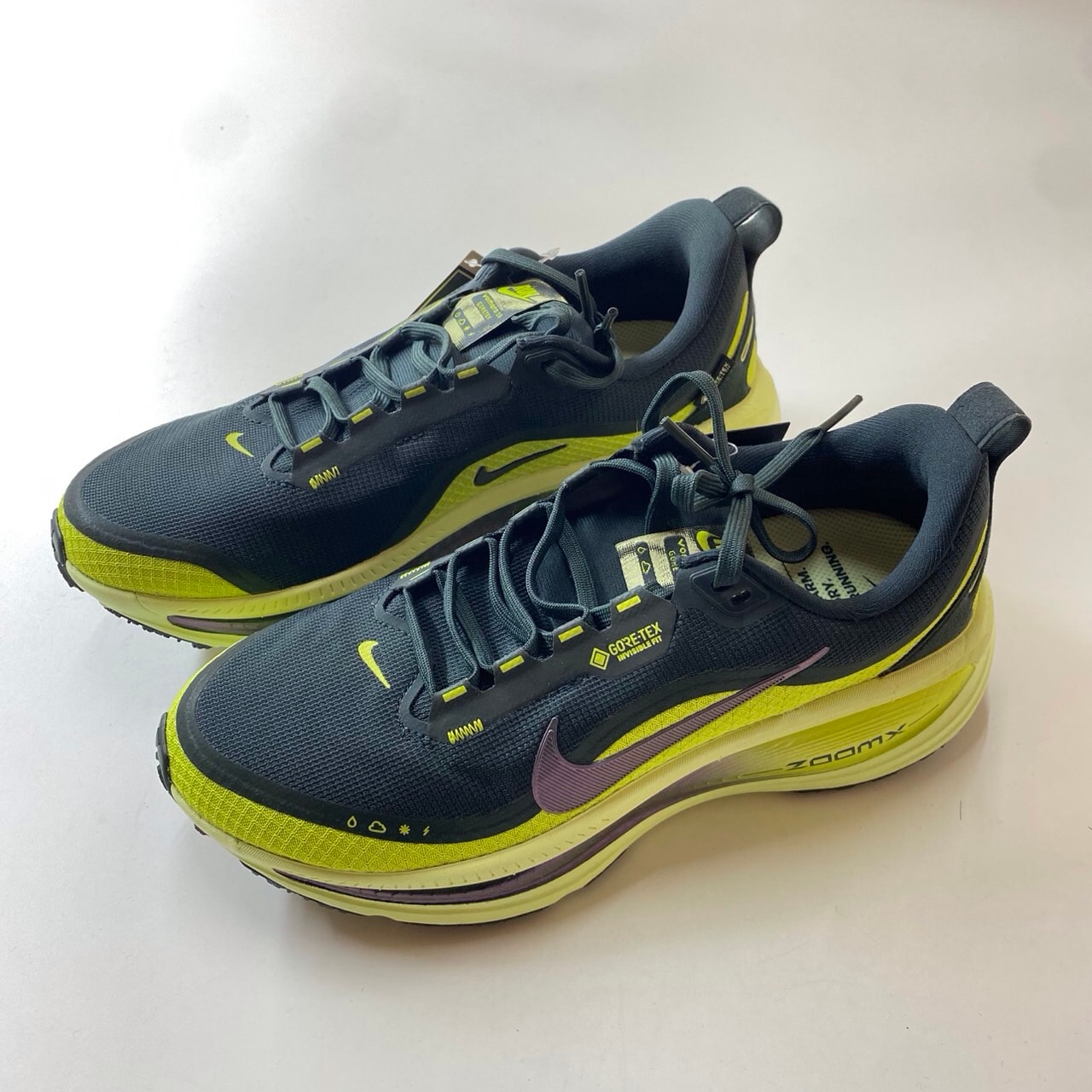 Nike Women's Vomero 18 GORE-TEX "Seaweed/Light Liquid Lime/Cyber/Seaweed"