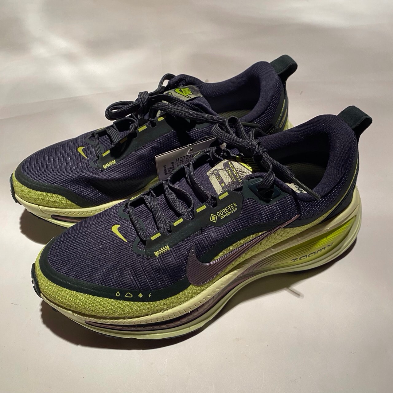 Nike Women's Vomero 18 GORE-TEX "Seaweed/Light Liquid Lime/Cyber/Seaweed"
