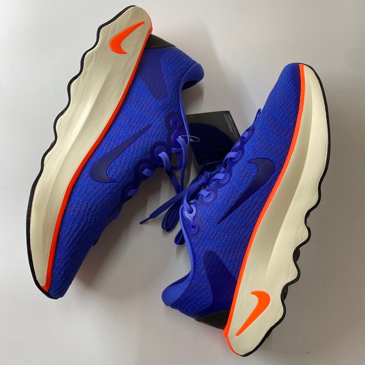 ナイキ モティバ "アストロノミーブルー/ハイパークリムゾン/ブラック"