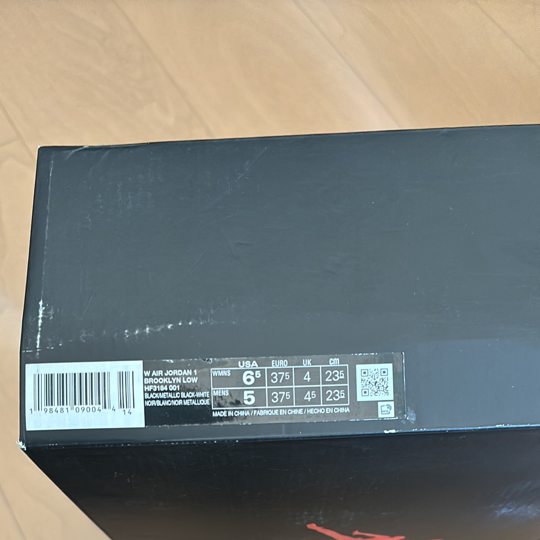 ナイキ ウィメンズ エアジョーダン1 ブルックリン ロー "ブラック/ホワイト/メタリックブラック"