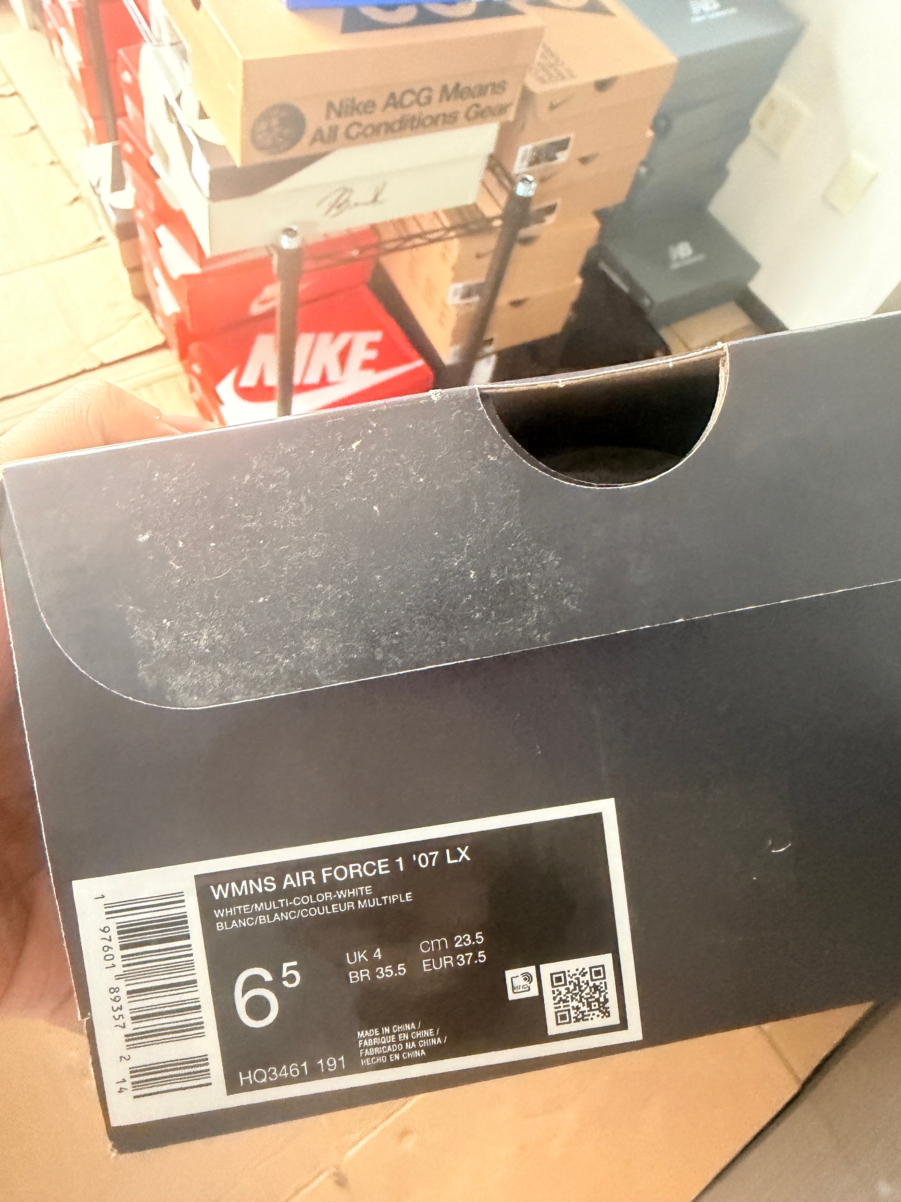 ナイキ ウィメンズ エアフォース1 '07 LX "ホワイト/クールグレー/マルチカラー"