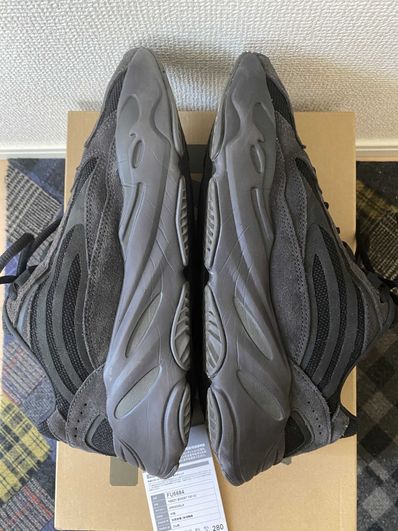 adidas YEEZY BOOST 700 V2 "Vanta"