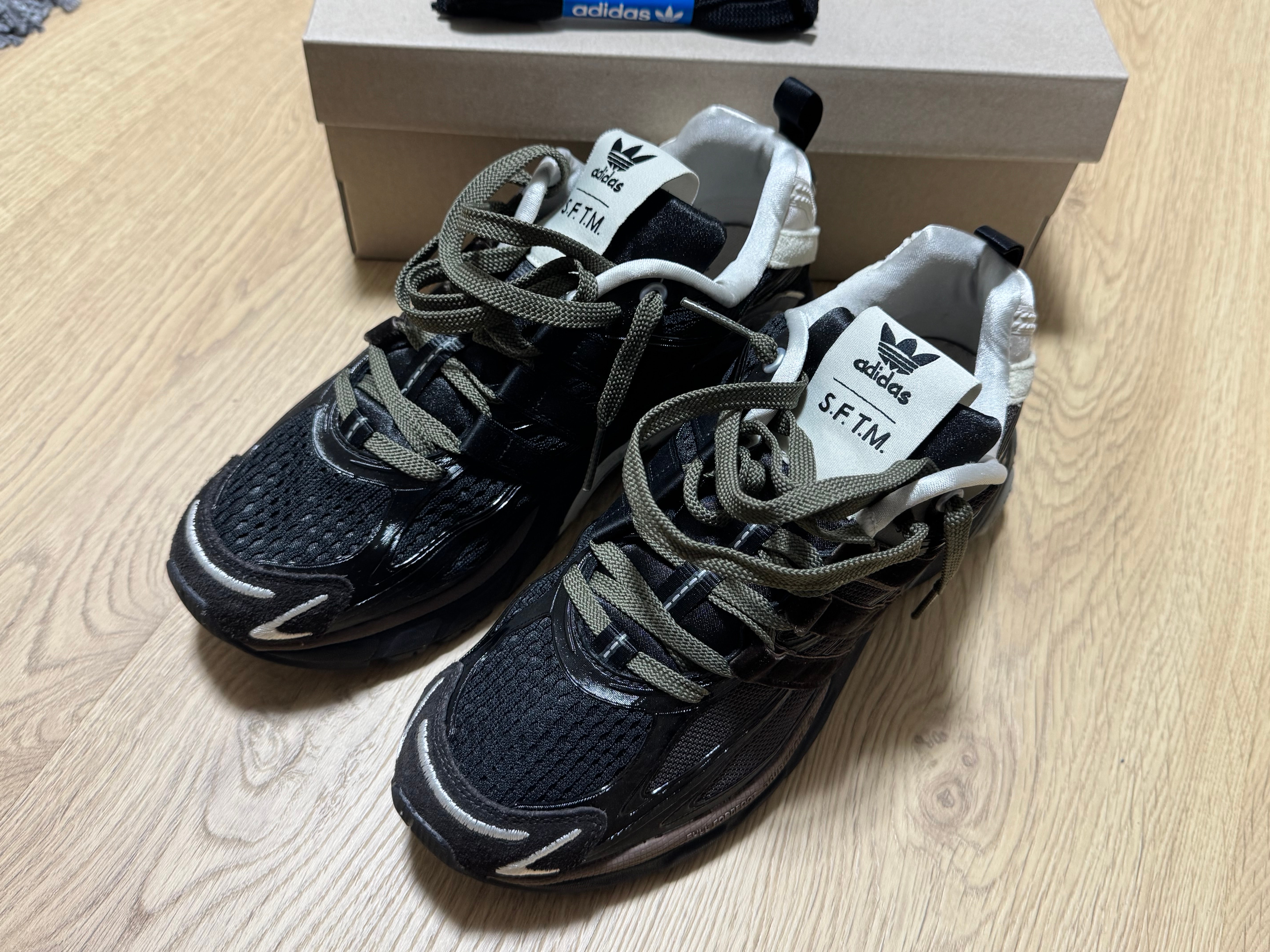 ソングフォーザミュート × アディダス アディスター クッション "コアブラック/ダークブラウン/アースストレータ"