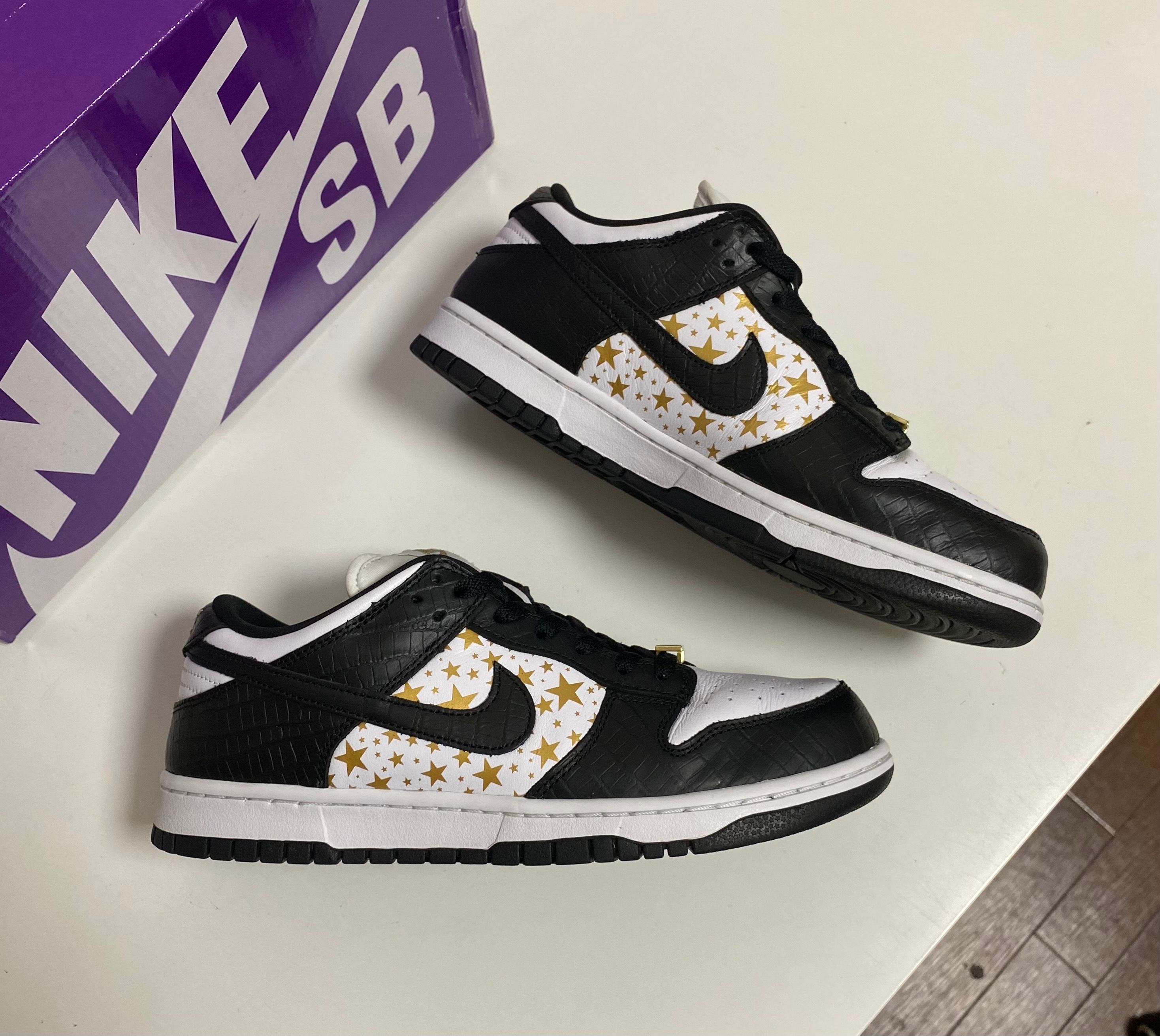 Supreme × Nike SB Dunk Low OG QS Gold Stars "White/Black"