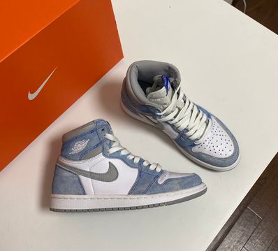 Nike Air Jordan 1 High OG "Hyper Royal"
