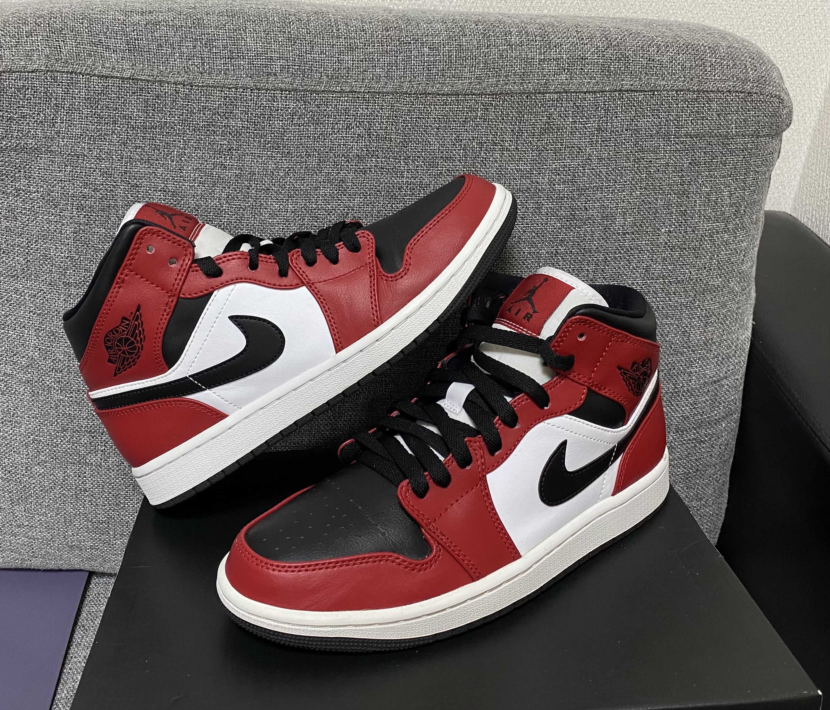 Nike Air Jordan 1 Mid "Chicago Black Toe"