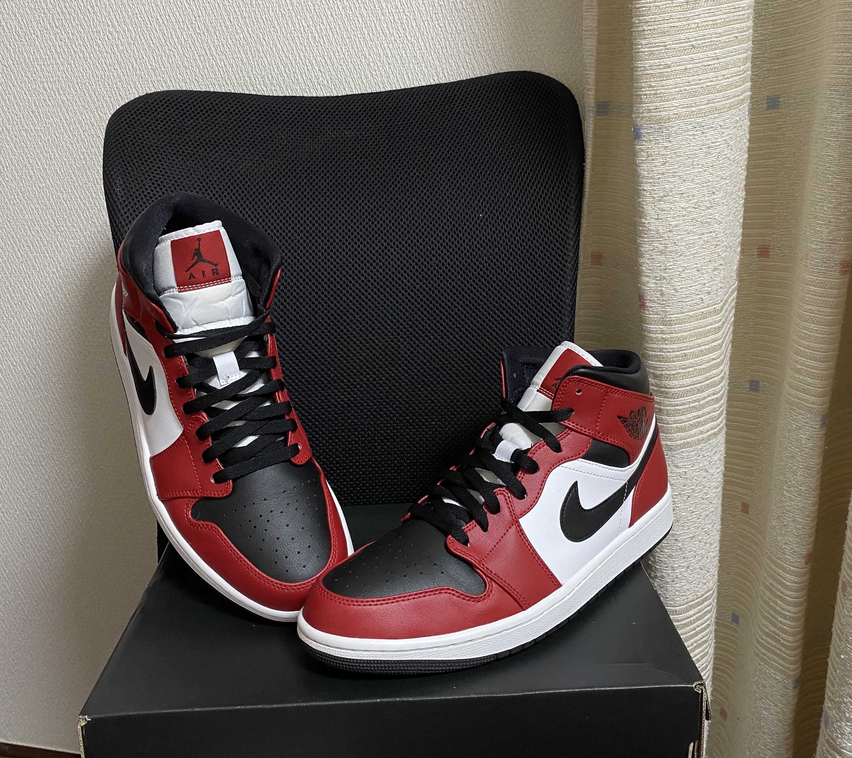 Nike Air Jordan 1 Mid "Chicago Black Toe"