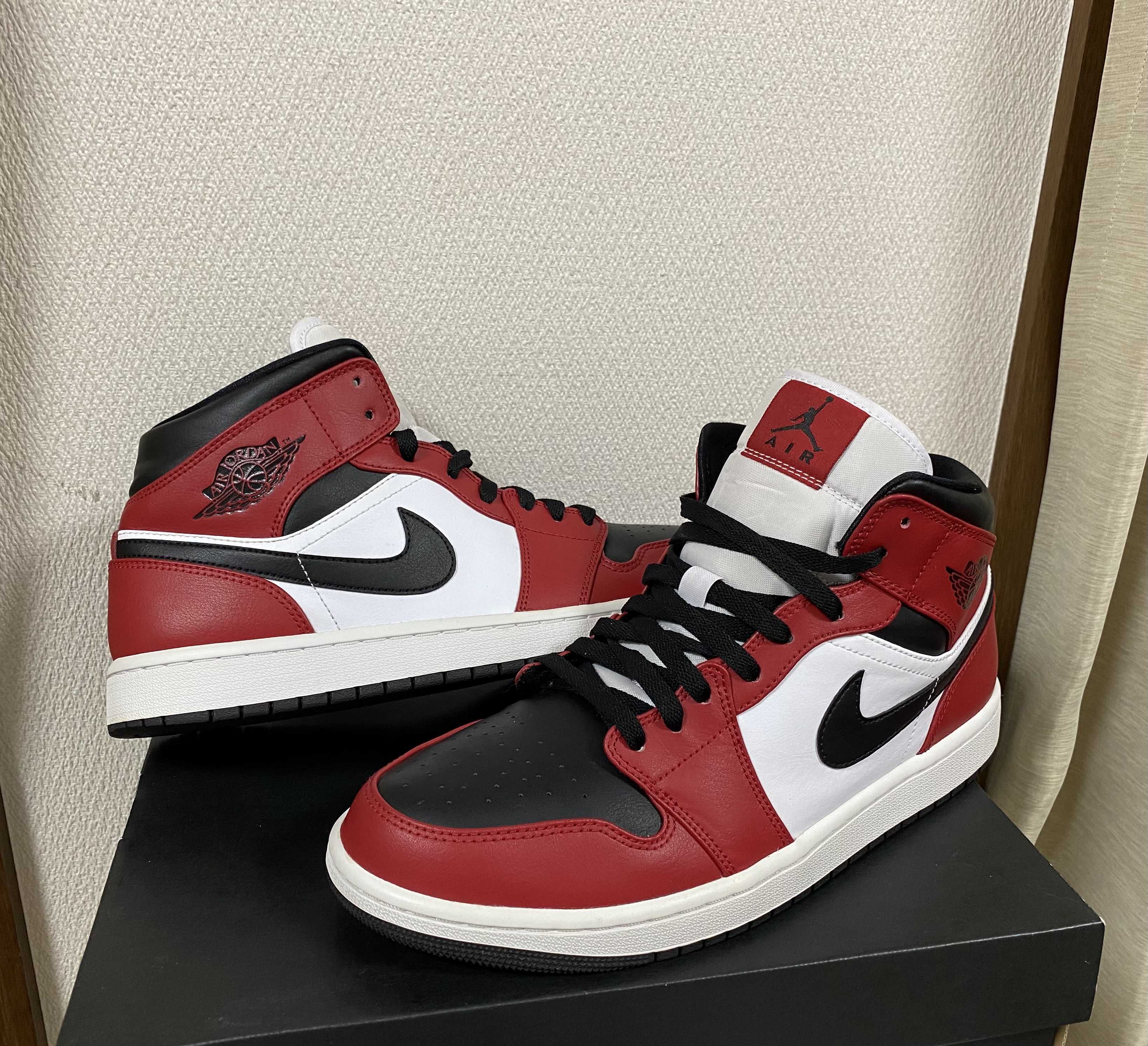Nike Air Jordan 1 Mid "Chicago Black Toe"