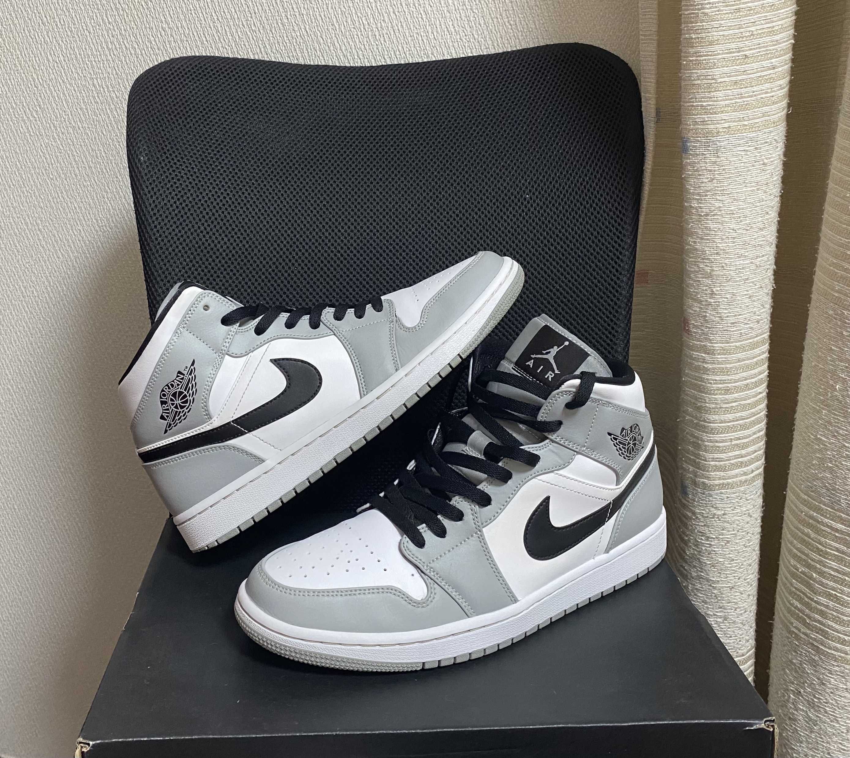 Nike Air Jordan 1 Mid "Light Smoke Grey/White/Black"