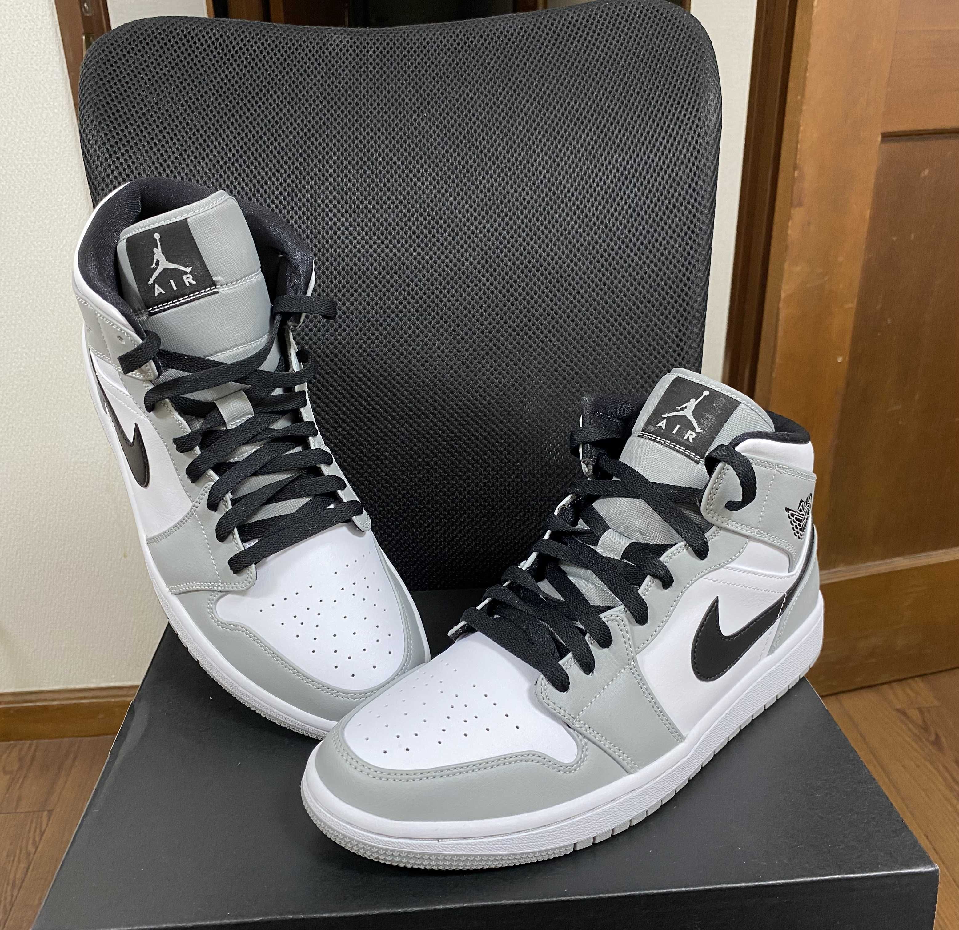Nike Air Jordan 1 Mid "Light Smoke Grey/White/Black"