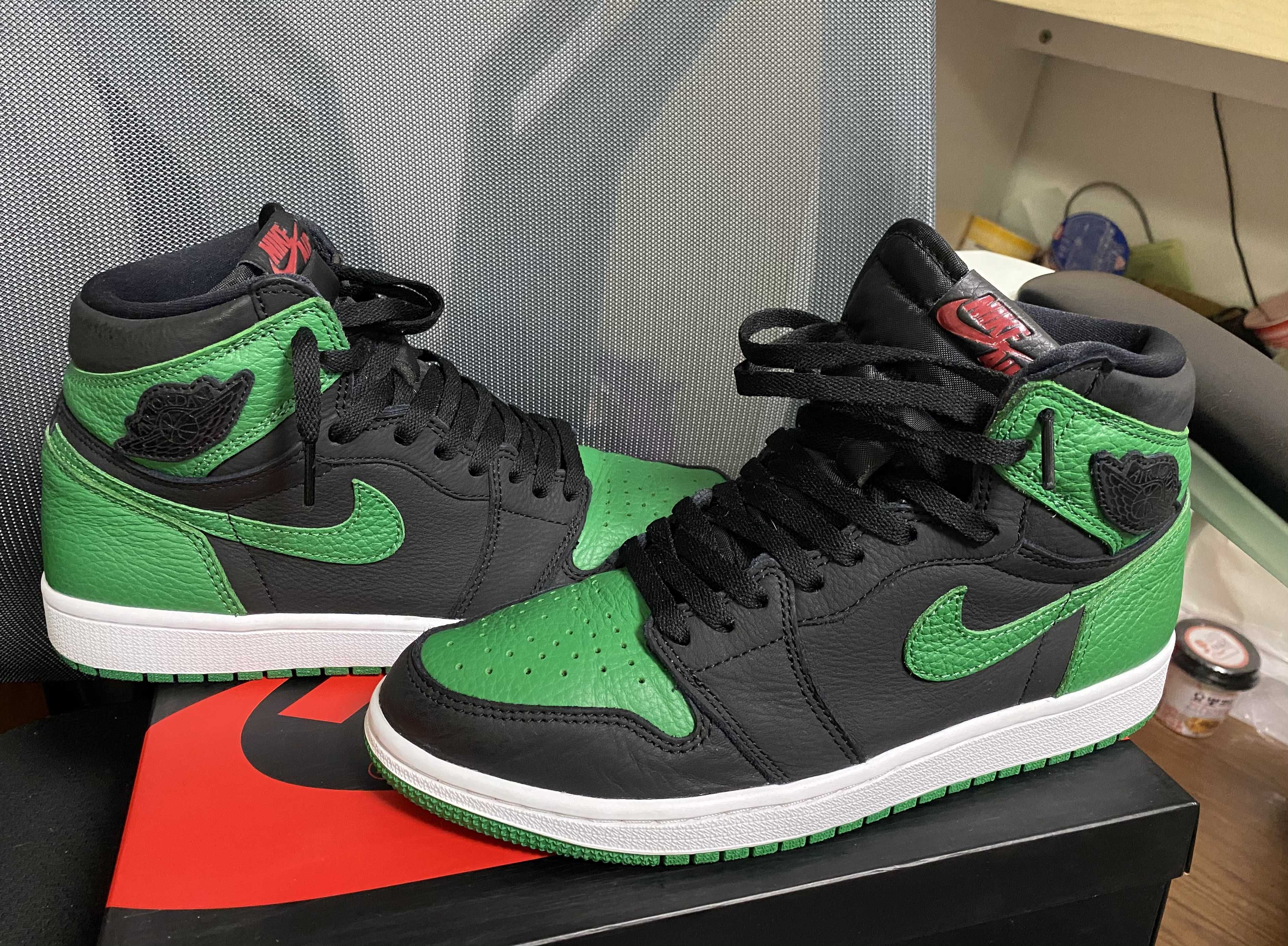 Nike Air Jordan 1 Retro High OG "Black/Pine Green" (2020)