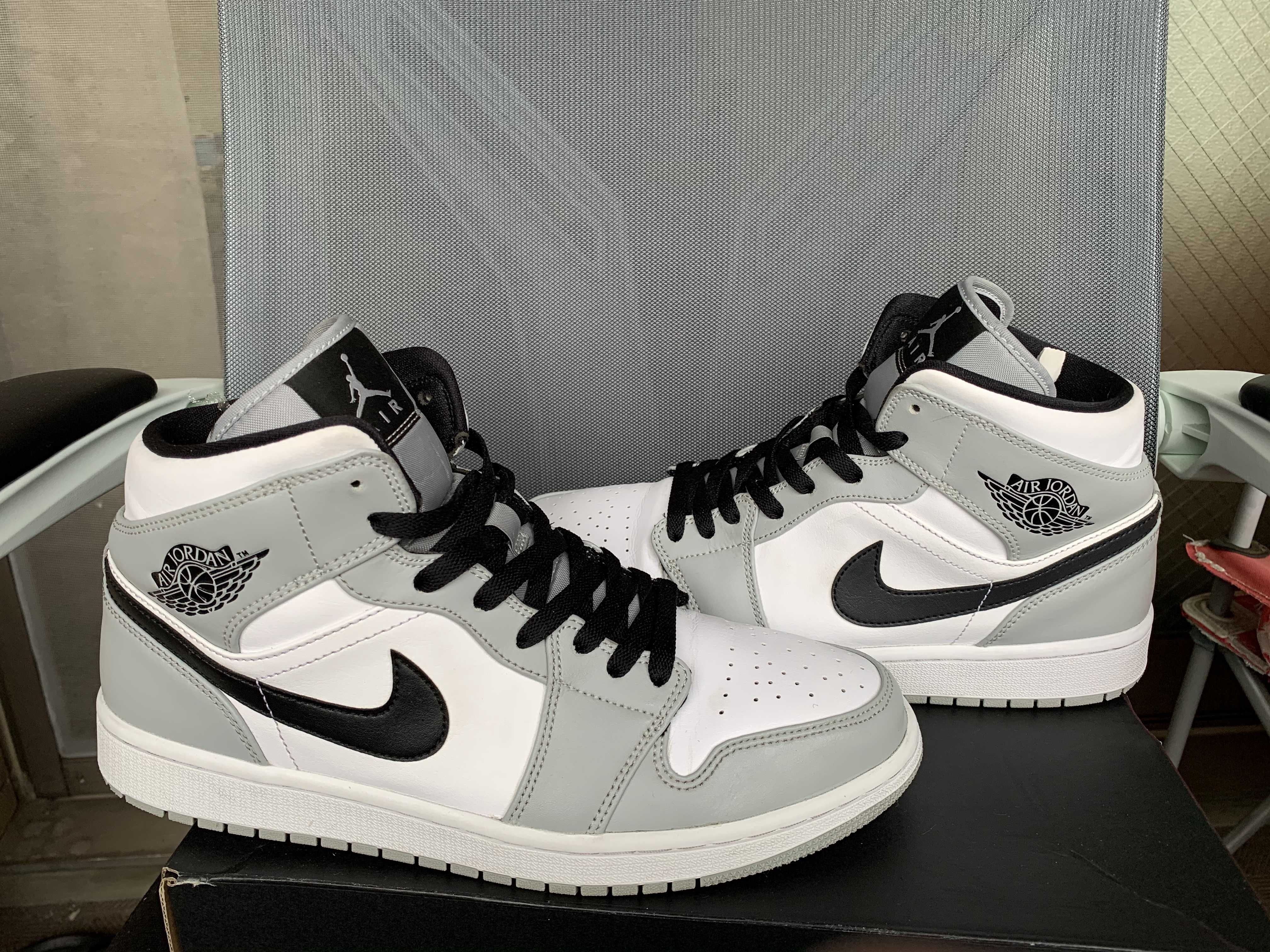 Nike Air Jordan 1 Mid "Light Smoke Grey/White/Black"