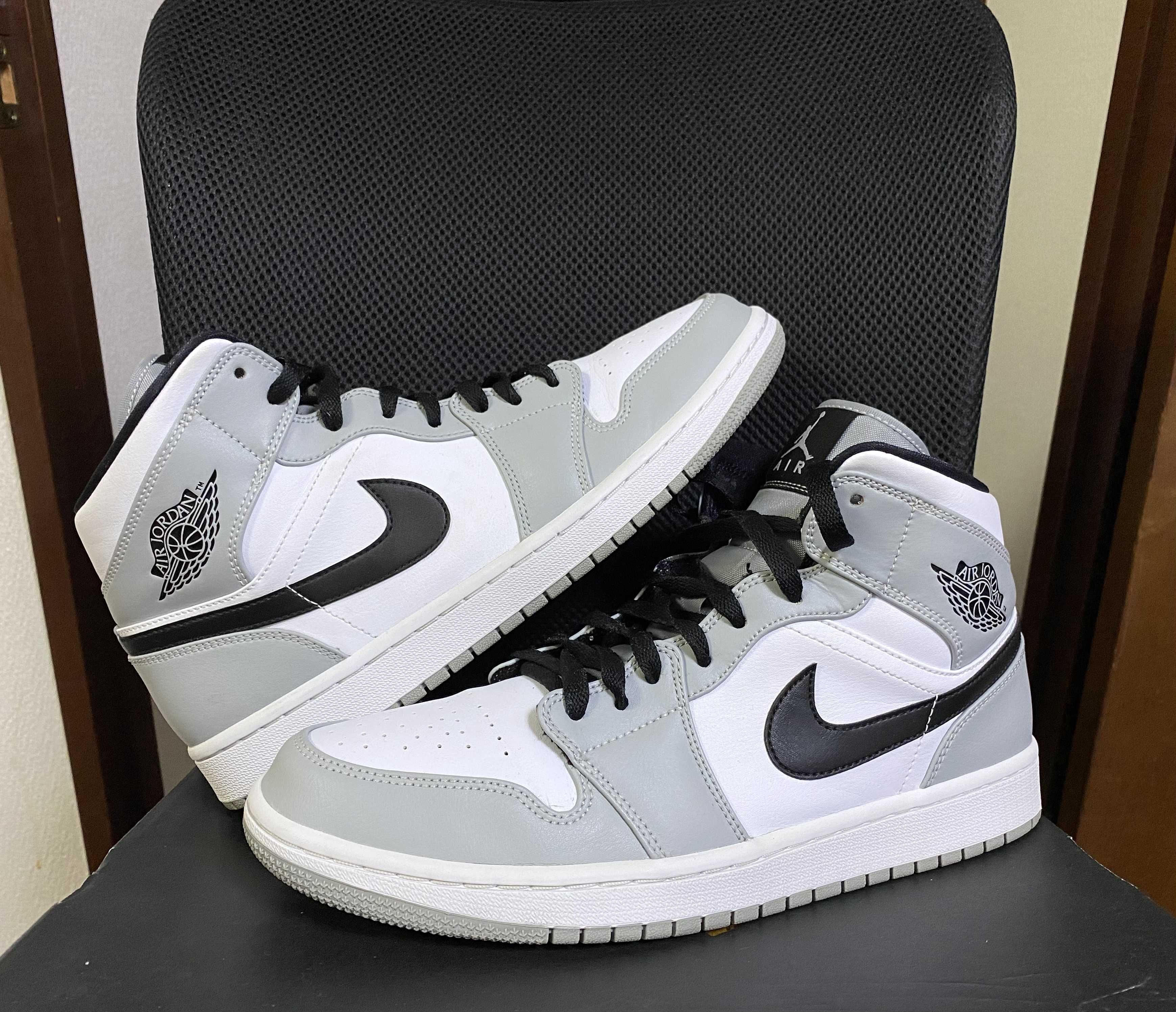 Nike Air Jordan 1 Mid "Light Smoke Grey/White/Black"