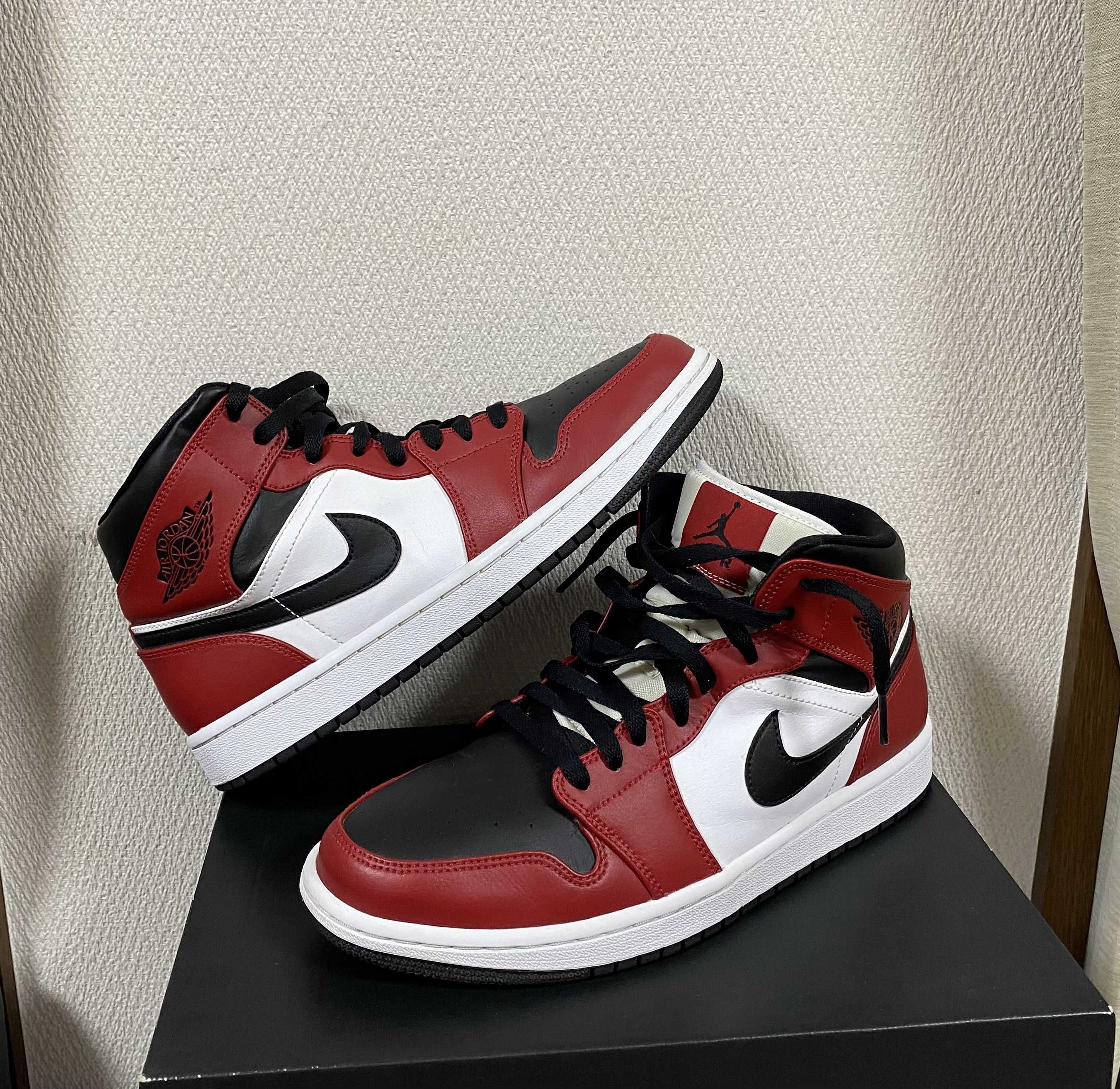 Nike Air Jordan 1 Mid "Chicago Black Toe"