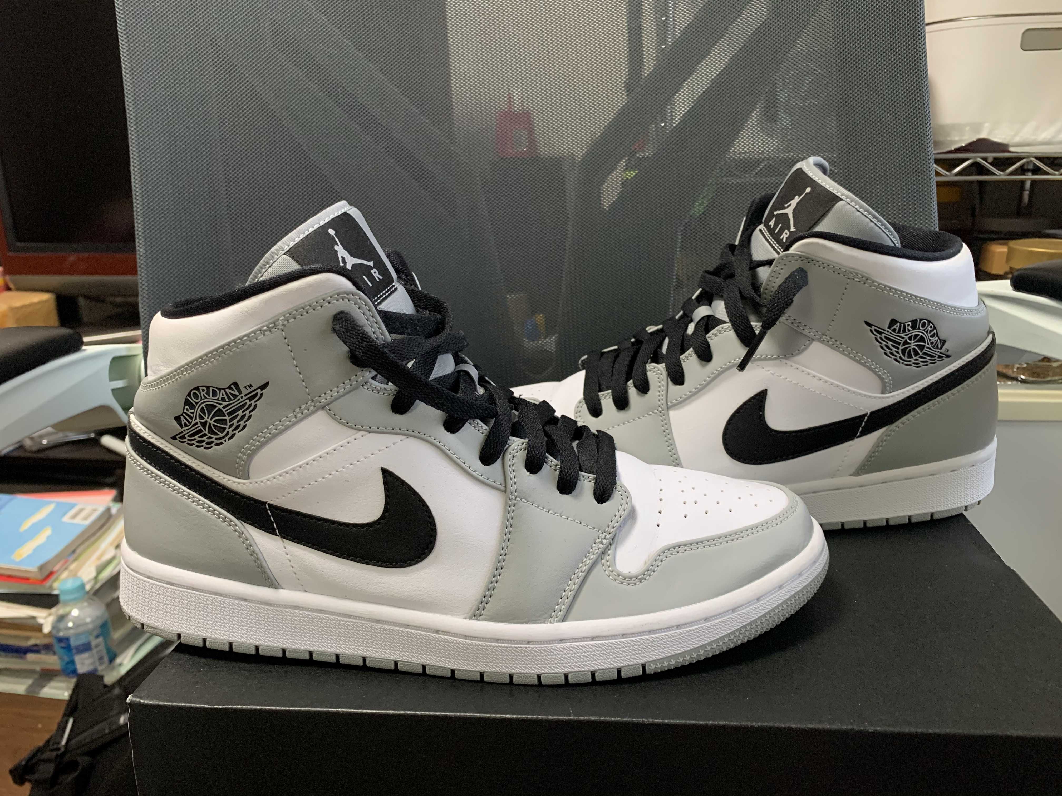 Nike Air Jordan 1 Mid "Light Smoke Grey/White/Black"