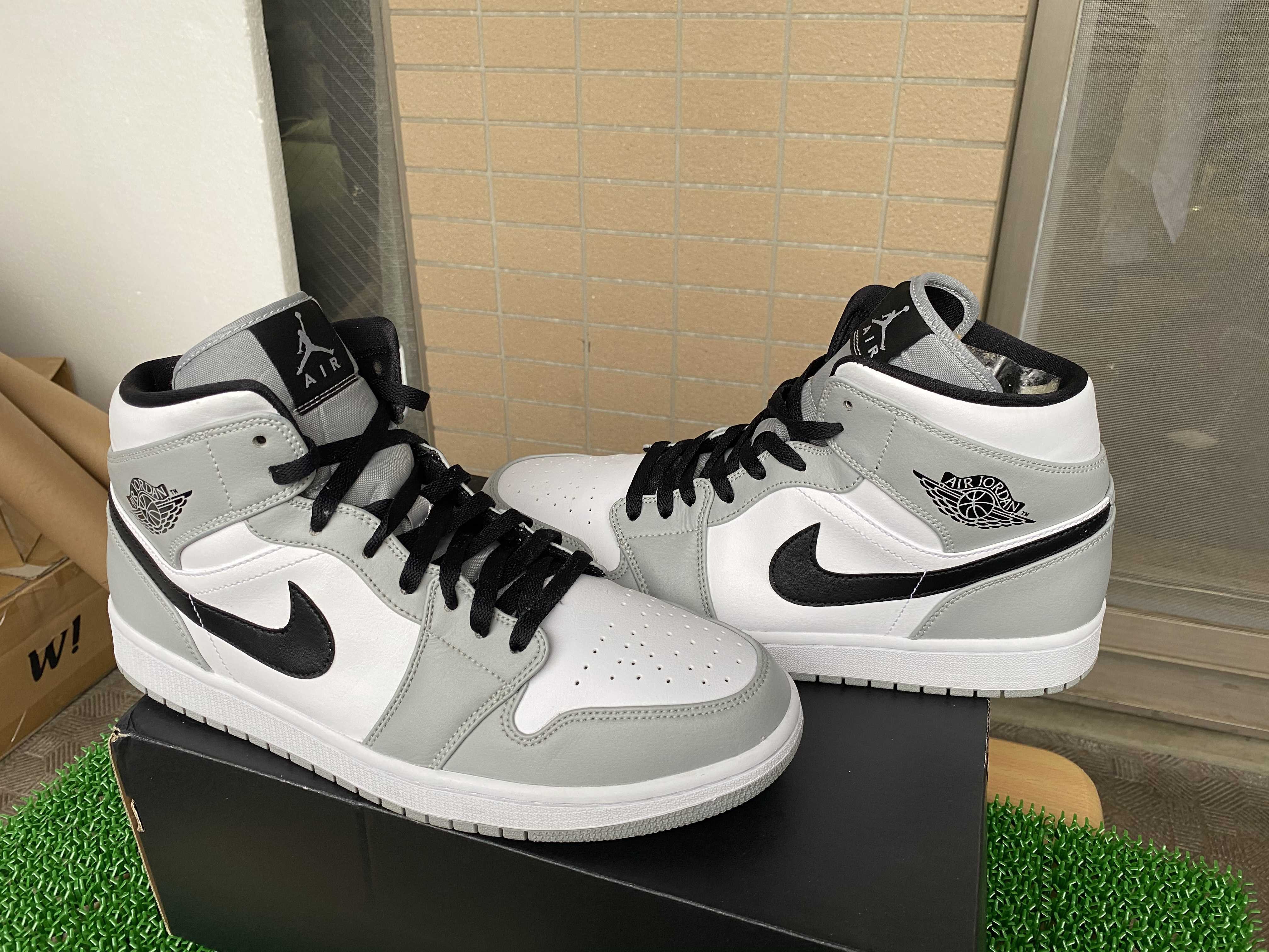 Nike Air Jordan 1 Mid "Light Smoke Grey/White/Black"