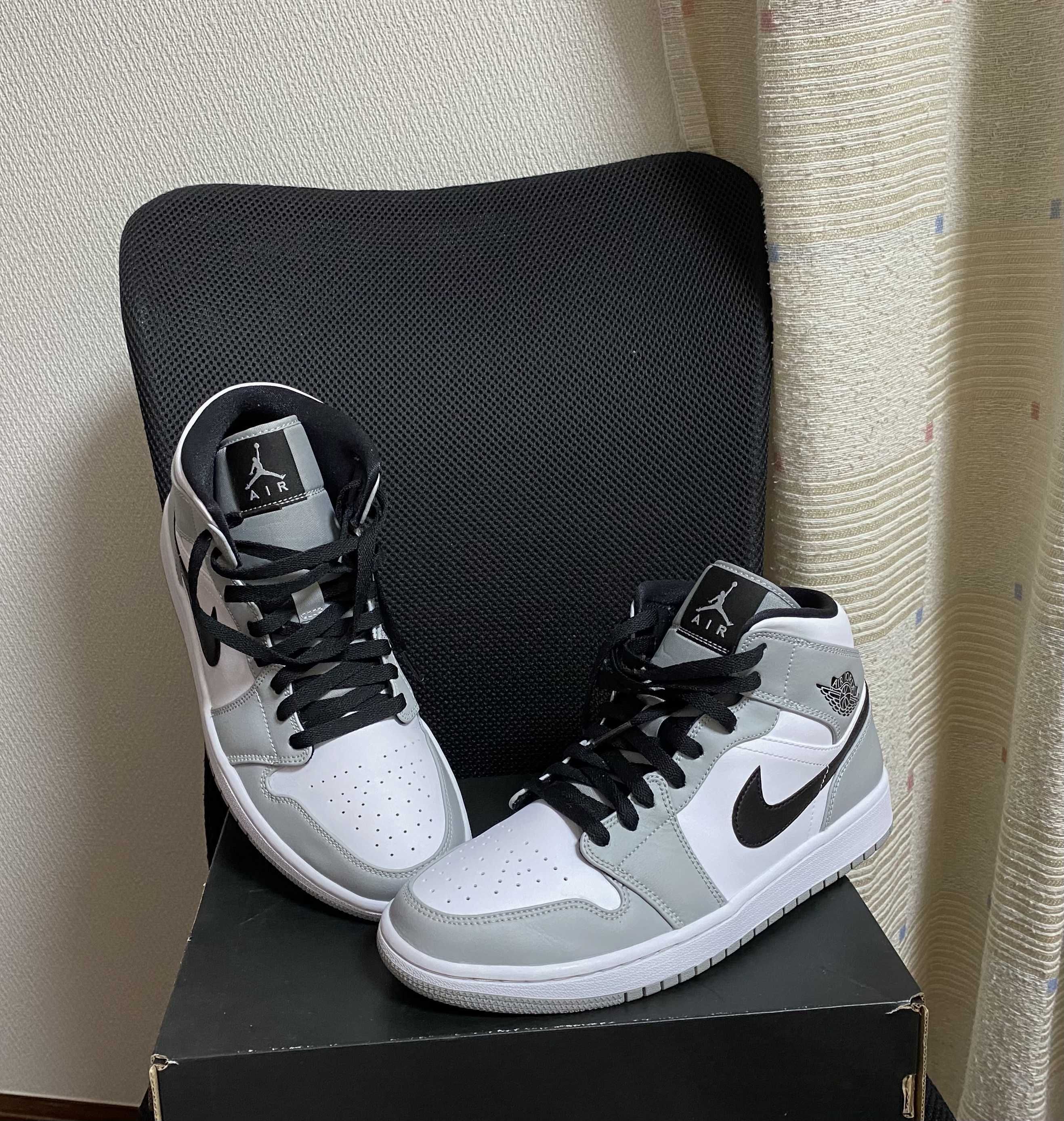Nike Air Jordan 1 Mid "Light Smoke Grey/White/Black"