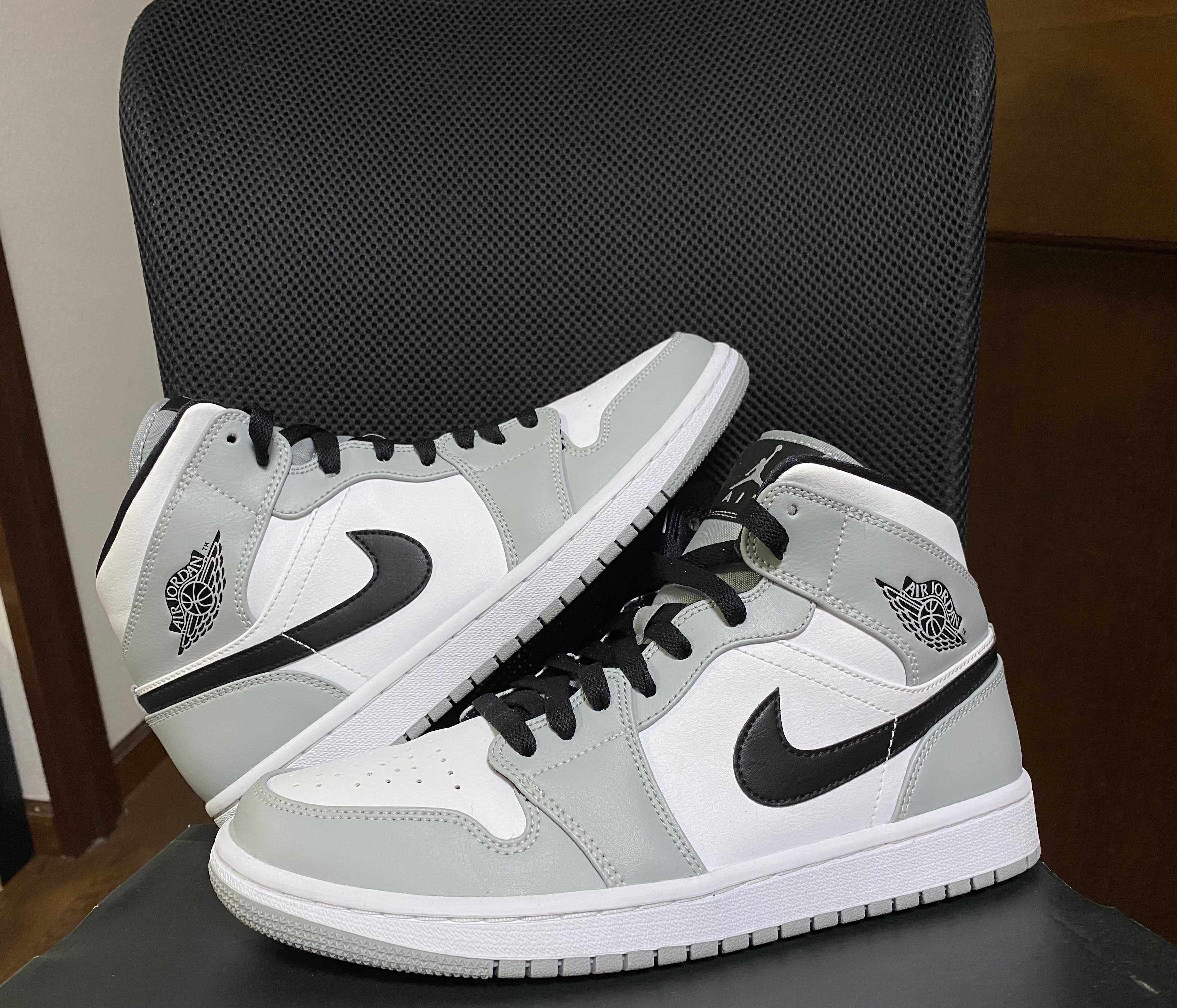 Nike Air Jordan 1 Mid "Light Smoke Grey/White/Black"
