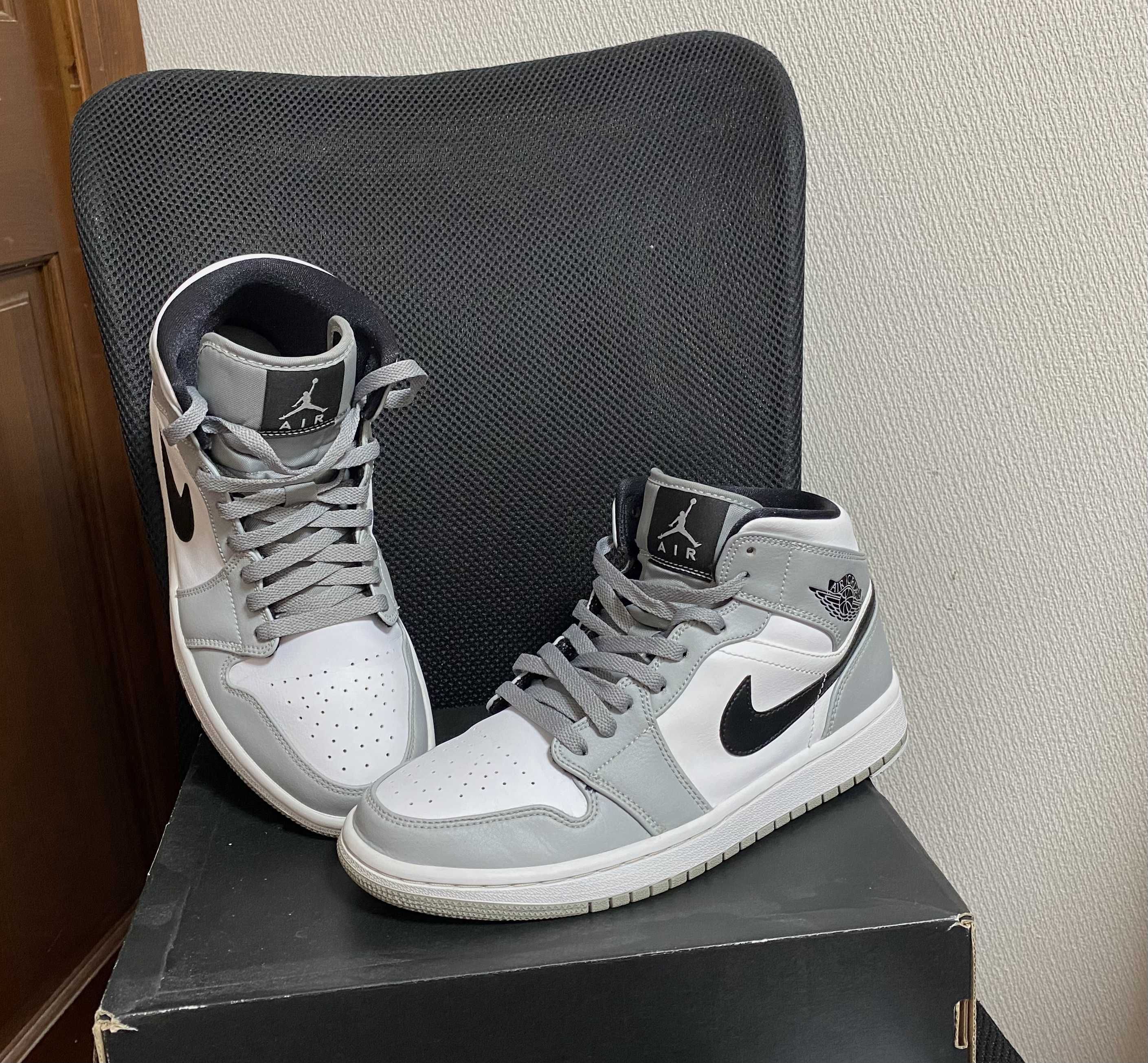 Nike Air Jordan 1 Mid "Light Smoke Grey/White/Black"